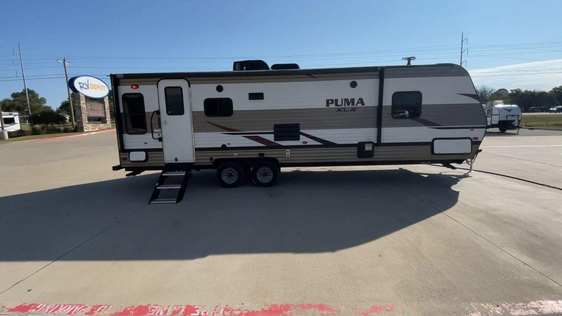 2019 PALOMINO PUMA 25RLC (5ZT2PUPB5K4) , Length: 30.33 ft.| Dry Weight: 5,913 lbs.| Gross Weight: 7,500 lbs. | Slides: 1 transmission, located at 4319 N Main Street, Cleburne, TX, 76033, (817) 221-0660, 32.435829, -97.384178 - The 2022 Forest River Alta 2800KBH is a family-friendly travel The 2019 Palomino Puma 25RLC is a compact and versatile travel trailer designed for couples or small families. With a cozy living area, functional kitchen, and comfortable bedroom, it’s a great option for weekend getaways and short tri - Photo#2