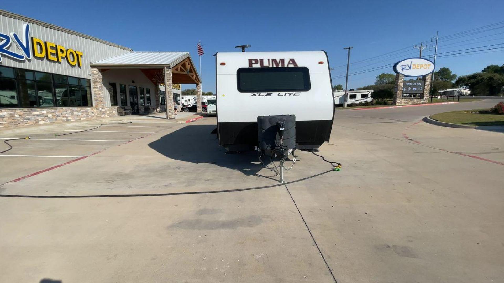 2019 PALOMINO PUMA 25RLC (5ZT2PUPB5K4) , Length: 30.33 ft.| Dry Weight: 5,913 lbs.| Gross Weight: 7,500 lbs. | Slides: 1 transmission, located at 4319 N Main Street, Cleburne, TX, 76033, (817) 221-0660, 32.435829, -97.384178 - The 2022 Forest River Alta 2800KBH is a family-friendly travel The 2019 Palomino Puma 25RLC is a compact and versatile travel trailer designed for couples or small families. With a cozy living area, functional kitchen, and comfortable bedroom, it’s a great option for weekend getaways and short tri - Photo#4