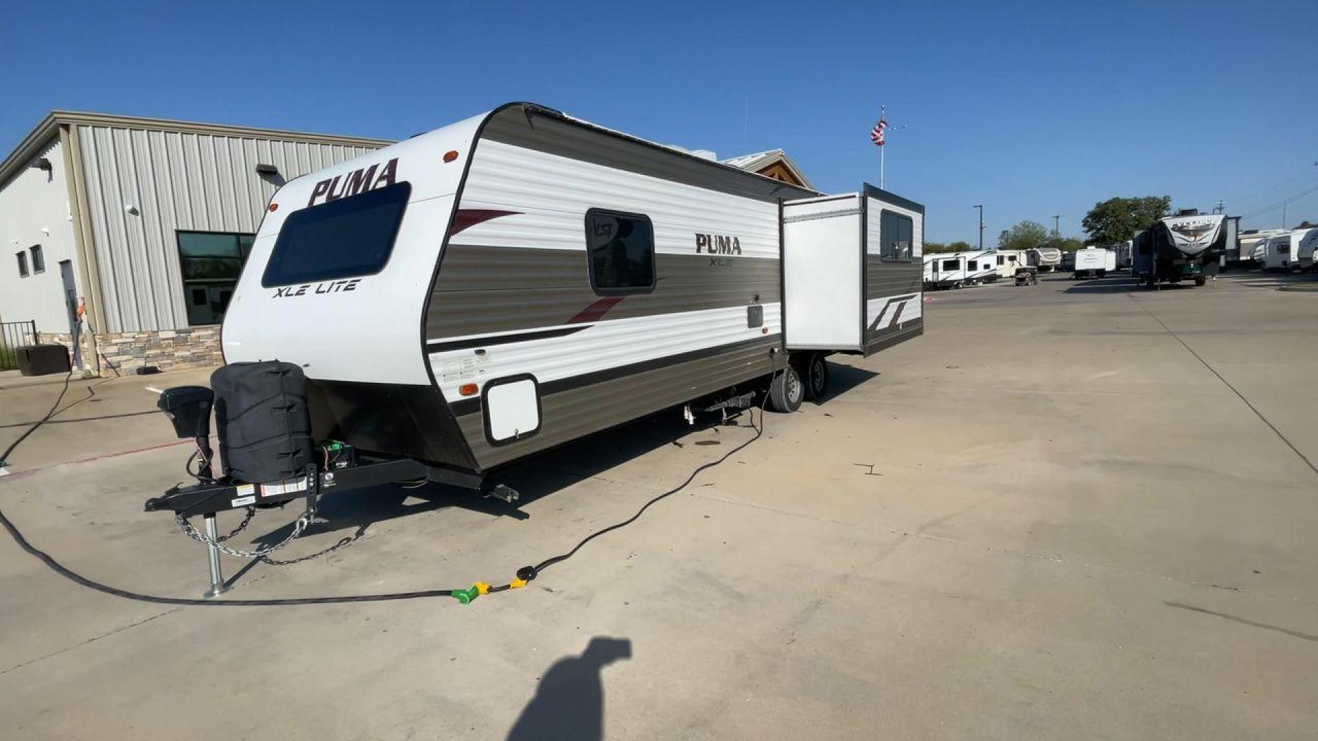 2019 PALOMINO PUMA 25RLC (5ZT2PUPB5K4) , Length: 30.33 ft.| Dry Weight: 5,913 lbs.| Gross Weight: 7,500 lbs. | Slides: 1 transmission, located at 4319 N Main Street, Cleburne, TX, 76033, (817) 221-0660, 32.435829, -97.384178 - The 2022 Forest River Alta 2800KBH is a family-friendly travel The 2019 Palomino Puma 25RLC is a compact and versatile travel trailer designed for couples or small families. With a cozy living area, functional kitchen, and comfortable bedroom, it’s a great option for weekend getaways and short tri - Photo#5