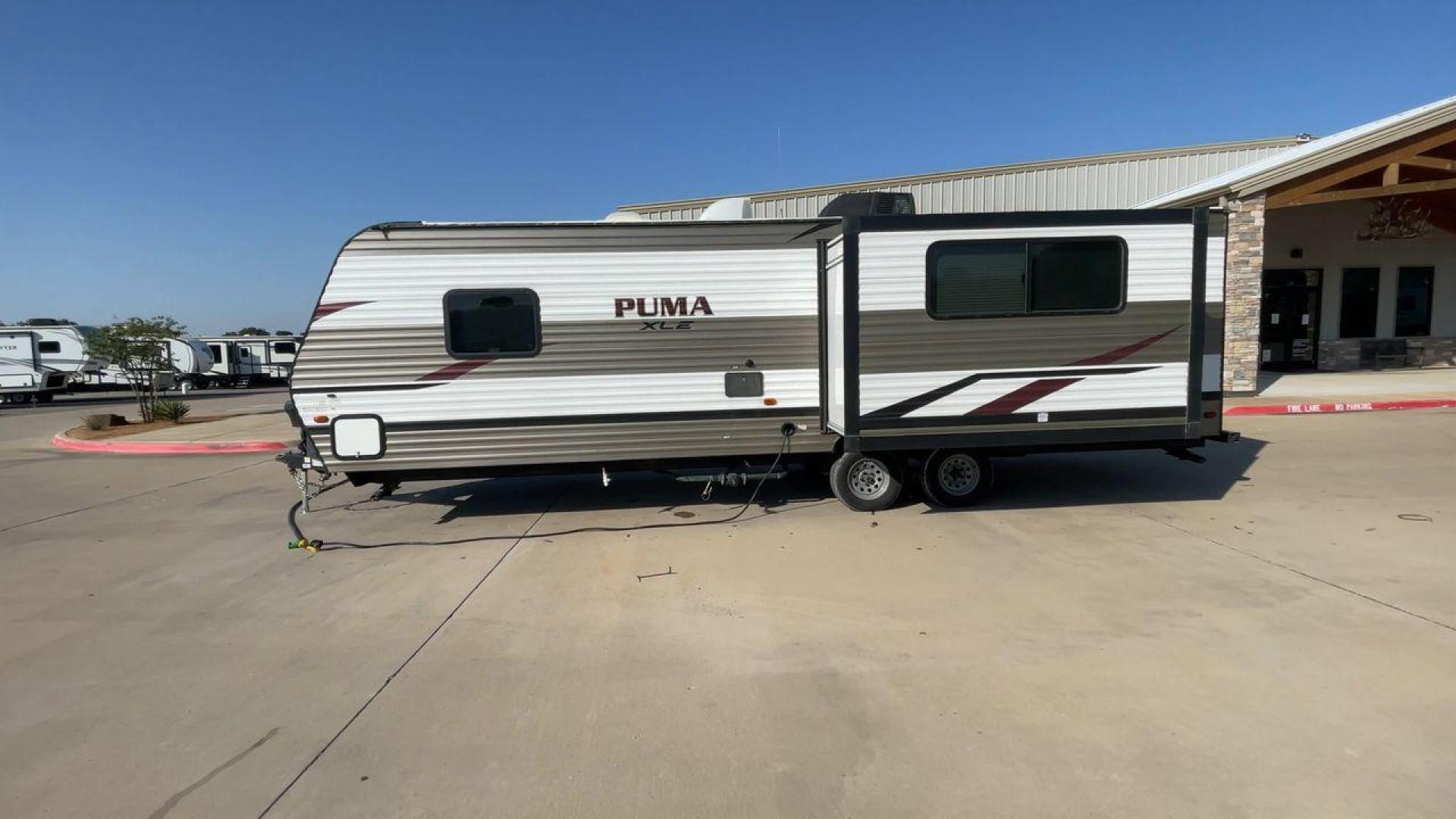 2019 PALOMINO PUMA 25RLC (5ZT2PUPB5K4) , Length: 30.33 ft.| Dry Weight: 5,913 lbs.| Gross Weight: 7,500 lbs. | Slides: 1 transmission, located at 4319 N Main Street, Cleburne, TX, 76033, (817) 221-0660, 32.435829, -97.384178 - The 2022 Forest River Alta 2800KBH is a family-friendly travel The 2019 Palomino Puma 25RLC is a compact and versatile travel trailer designed for couples or small families. With a cozy living area, functional kitchen, and comfortable bedroom, it’s a great option for weekend getaways and short tri - Photo#6