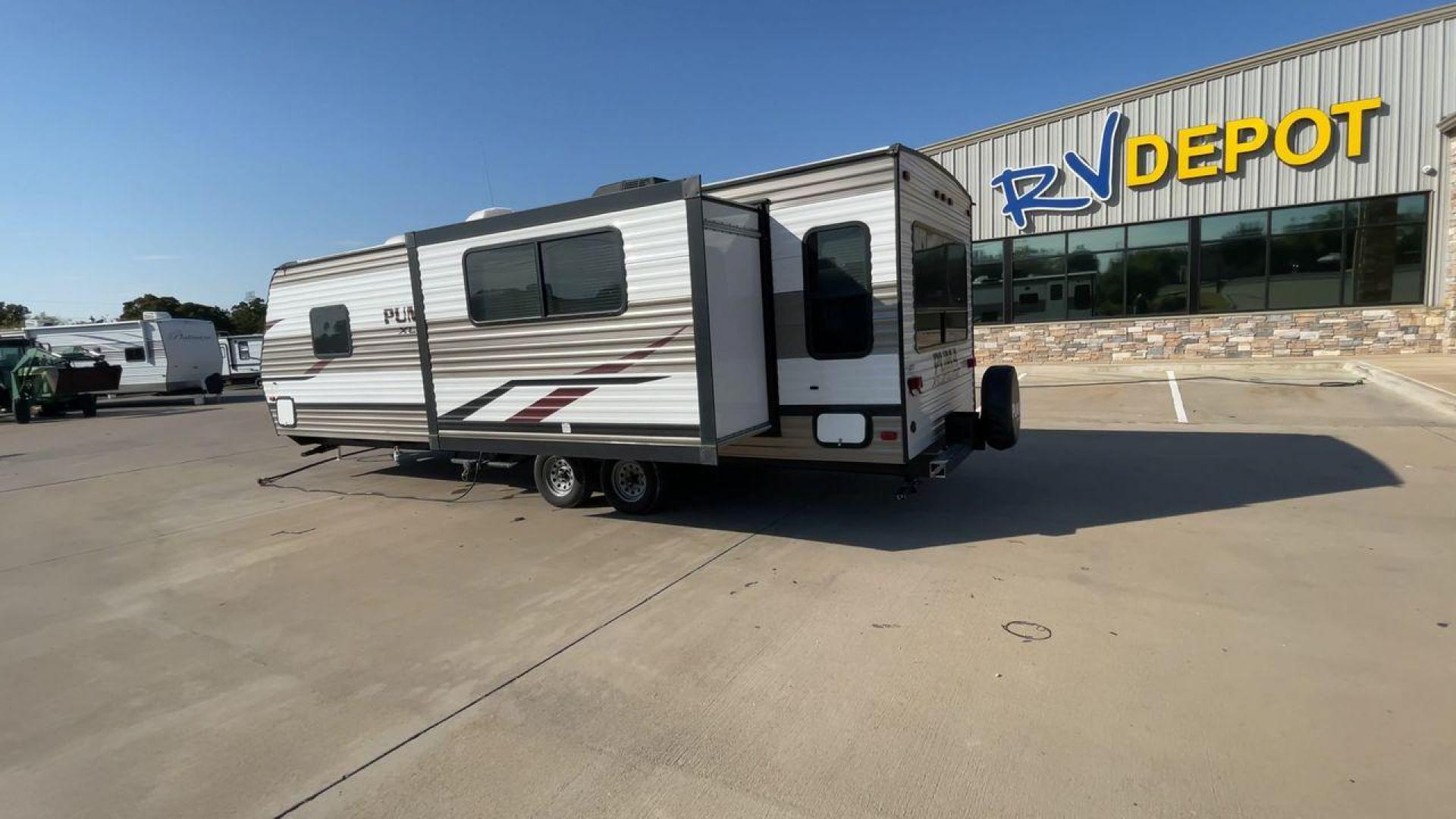 2019 PALOMINO PUMA 25RLC (5ZT2PUPB5K4) , Length: 30.33 ft.| Dry Weight: 5,913 lbs.| Gross Weight: 7,500 lbs. | Slides: 1 transmission, located at 4319 N Main Street, Cleburne, TX, 76033, (817) 221-0660, 32.435829, -97.384178 - The 2022 Forest River Alta 2800KBH is a family-friendly travel The 2019 Palomino Puma 25RLC is a compact and versatile travel trailer designed for couples or small families. With a cozy living area, functional kitchen, and comfortable bedroom, it’s a great option for weekend getaways and short tri - Photo#7