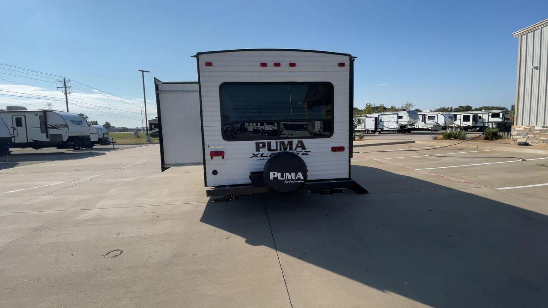 2019 PALOMINO PUMA 25RLC (5ZT2PUPB5K4) , Length: 30.33 ft.| Dry Weight: 5,913 lbs.| Gross Weight: 7,500 lbs. | Slides: 1 transmission, located at 4319 N Main Street, Cleburne, TX, 76033, (817) 221-0660, 32.435829, -97.384178 - The 2022 Forest River Alta 2800KBH is a family-friendly travel The 2019 Palomino Puma 25RLC is a compact and versatile travel trailer designed for couples or small families. With a cozy living area, functional kitchen, and comfortable bedroom, it’s a great option for weekend getaways and short tri - Photo#8