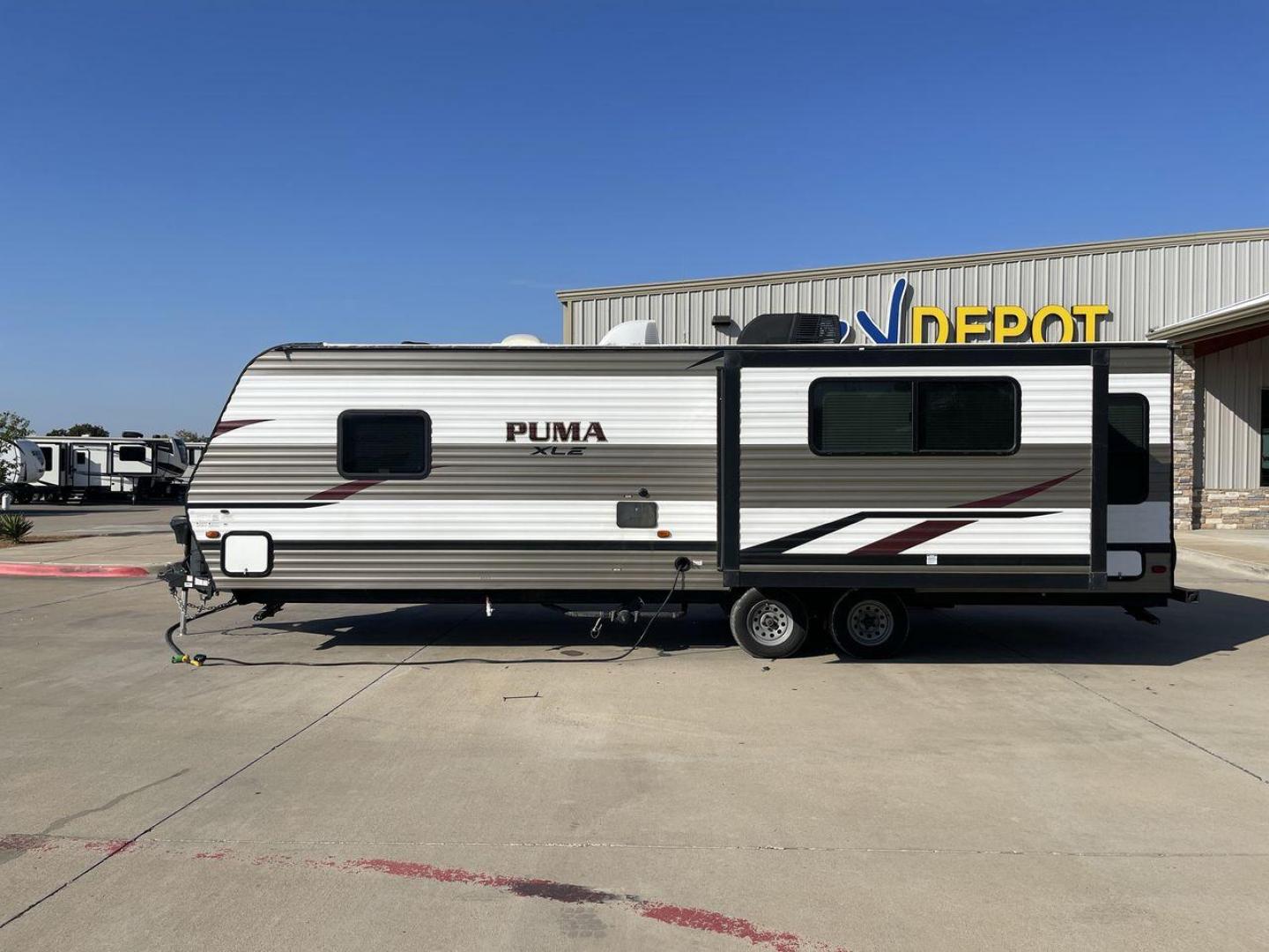 2019 PALOMINO PUMA 25RLC (5ZT2PUPB5K4) , Length: 30.33 ft.| Dry Weight: 5,913 lbs.| Gross Weight: 7,500 lbs. | Slides: 1 transmission, located at 4319 N Main Street, Cleburne, TX, 76033, (817) 221-0660, 32.435829, -97.384178 - The 2022 Forest River Alta 2800KBH is a family-friendly travel The 2019 Palomino Puma 25RLC is a compact and versatile travel trailer designed for couples or small families. With a cozy living area, functional kitchen, and comfortable bedroom, it’s a great option for weekend getaways and short tri - Photo#22