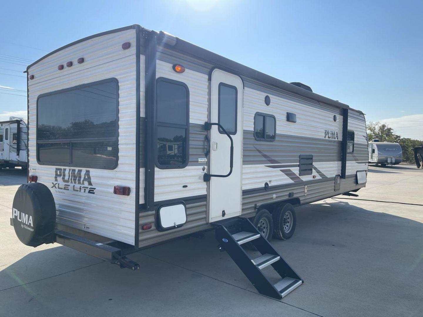 2019 PALOMINO PUMA 25RLC (5ZT2PUPB5K4) , Length: 30.33 ft.| Dry Weight: 5,913 lbs.| Gross Weight: 7,500 lbs. | Slides: 1 transmission, located at 4319 N Main Street, Cleburne, TX, 76033, (817) 221-0660, 32.435829, -97.384178 - The 2022 Forest River Alta 2800KBH is a family-friendly travel The 2019 Palomino Puma 25RLC is a compact and versatile travel trailer designed for couples or small families. With a cozy living area, functional kitchen, and comfortable bedroom, it’s a great option for weekend getaways and short tri - Photo#23