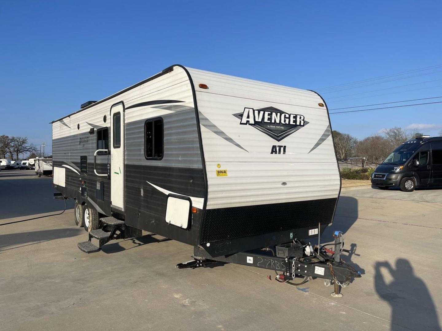 2019 TAN PRIMETIME AVENGER 27RBS (5ZT2AVSB2JB) , Length: 33.5 ft. | Dry Weight: 6,663 lbs. | Slides: 1 transmission, located at 4319 N Main Street, Cleburne, TX, 76033, (817) 221-0660, 32.435829, -97.384178 - This 2019 Prime Time Avenger 27RBS measures 33.5 feet long. It has a dry weight of 6,663 lbs. and a payload capacity of 2,902 lbs. It also has a manageable hitch weight of 765 lbs. Additionally, it features one slide and one 16-foot awning. The unit is designed with a front private bedroom, a centra - Photo#22