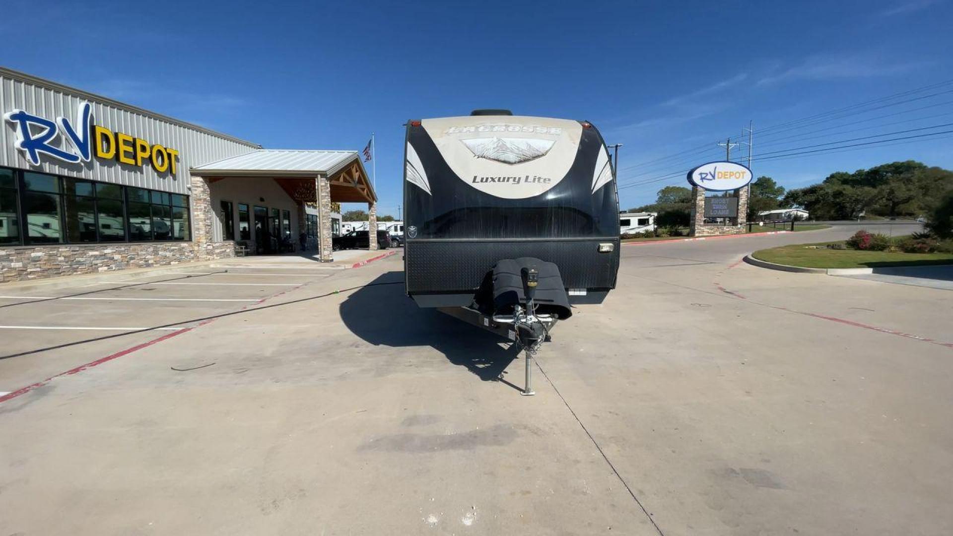 2019 TAN PRIME TIME LACROSSE 2911RB - (5ZT2LCUB3KB) , Length: 31.92 ft. | Dry Weight: 6,516 lbs. | Slides: 1 transmission, located at 4319 N Main Street, Cleburne, TX, 76033, (817) 221-0660, 32.435829, -97.384178 - This 2019 LaCrosse 2911RB travel trailer measures just a bit under 32' in length. It is a dual axle, aluminum wheel setup with a dry weight of 6,516 lbs and has a carrying capacity of 3,054 lbs. This LaCrosse has one slide. The rear of the trailer holds the bathroom, which has a standalone sink and - Photo#4