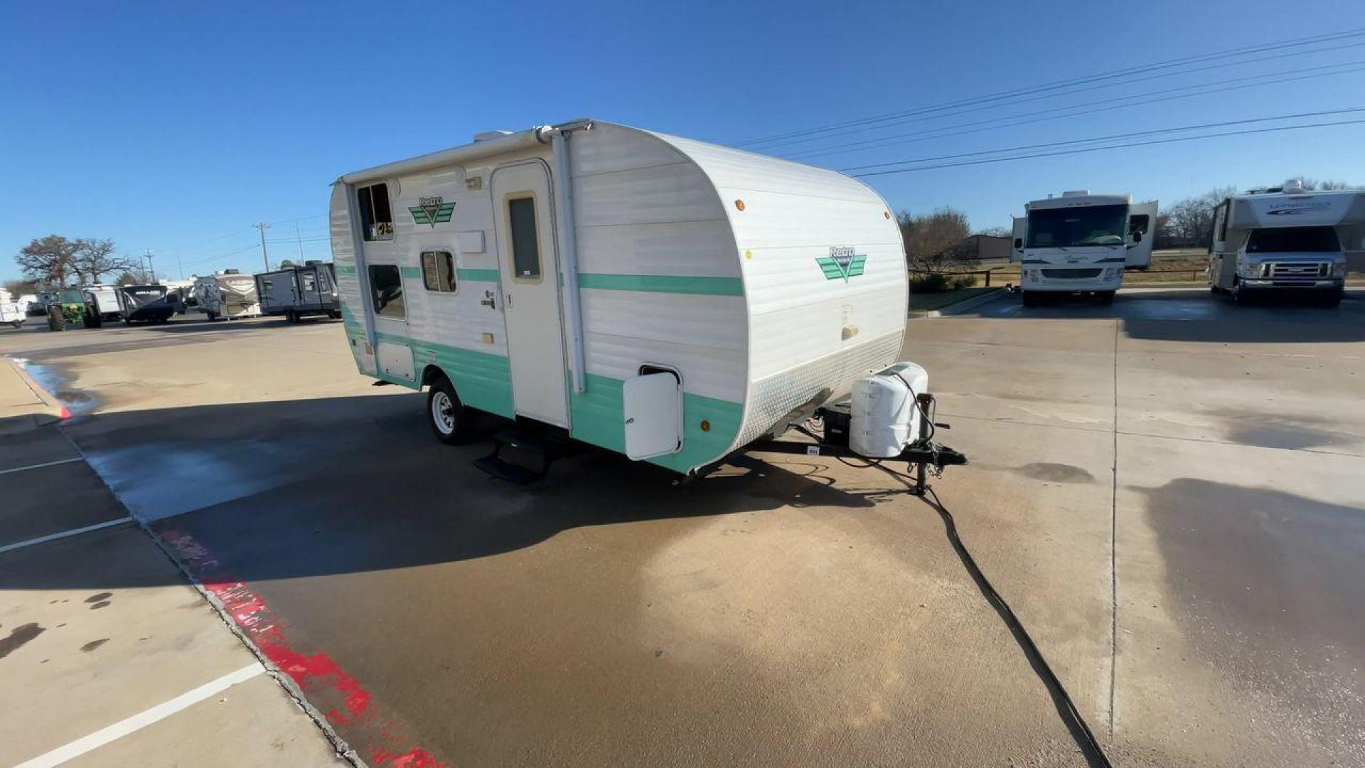 2019 RIVERSIDE RETRO 190BH (59CCC201XKL) , located at 4319 N Main Street, Cleburne, TX, 76033, (817) 221-0660, 32.435829, -97.384178 - Photo#3