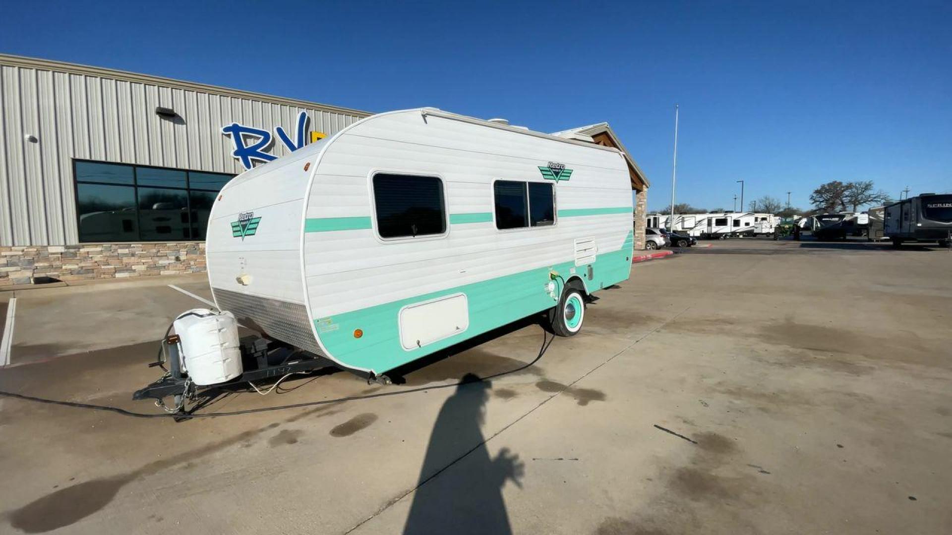 2019 RIVERSIDE RETRO 190BH (59CCC201XKL) , located at 4319 N Main Street, Cleburne, TX, 76033, (817) 221-0660, 32.435829, -97.384178 - Photo#5