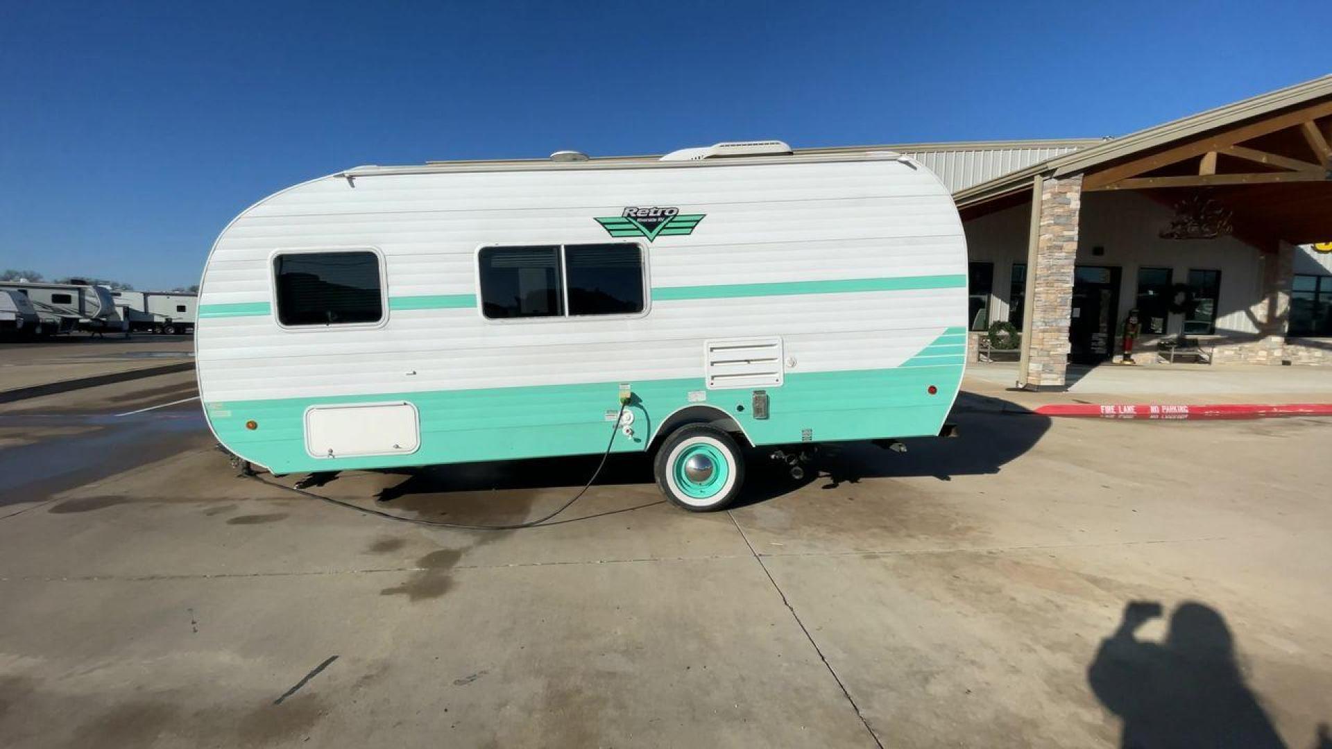 2019 RIVERSIDE RETRO 190BH (59CCC201XKL) , located at 4319 N Main Street, Cleburne, TX, 76033, (817) 221-0660, 32.435829, -97.384178 - Photo#6