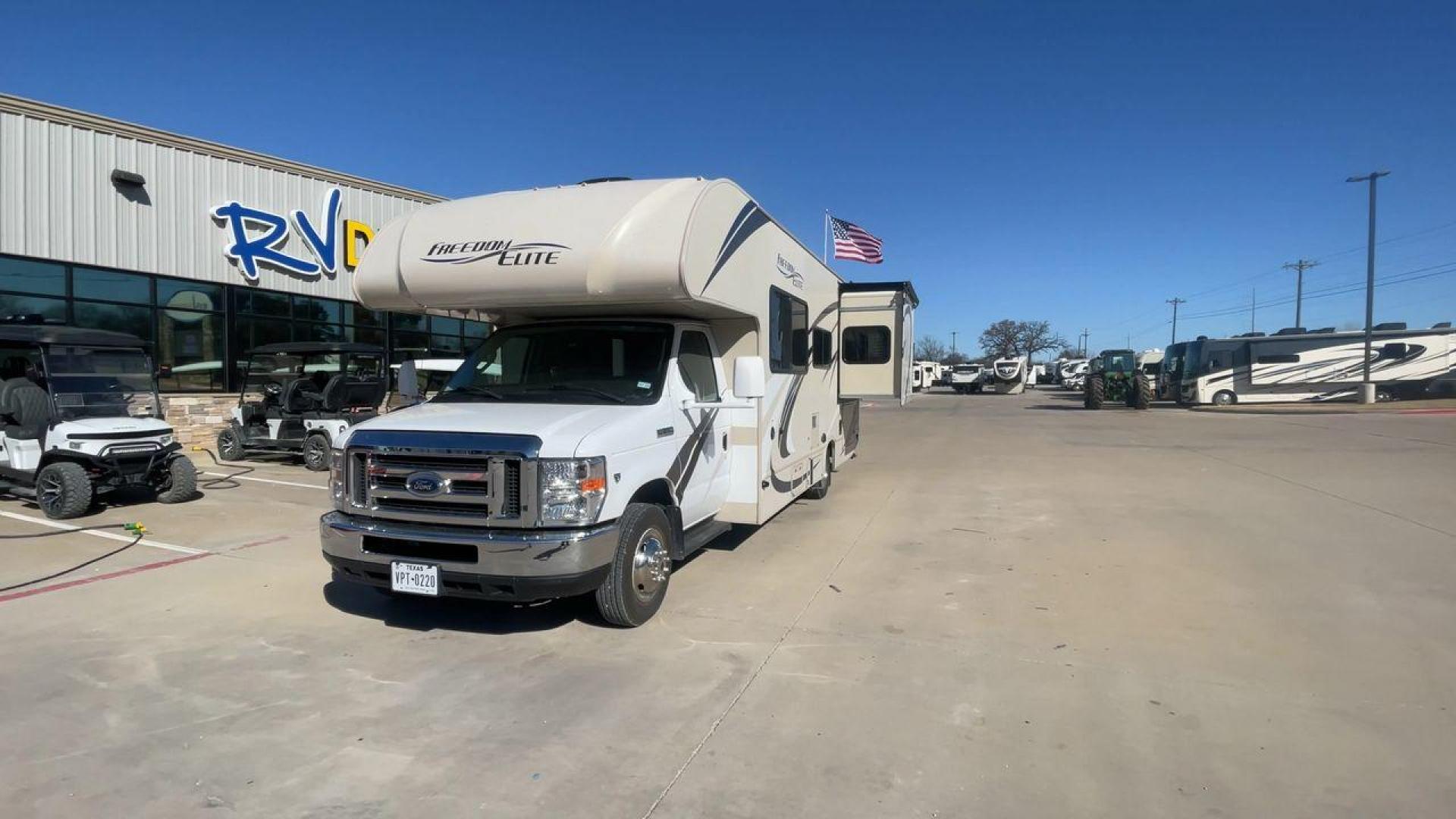 2019 THOR FREEDOM ELITE 26 HE (1FDWE3FS2KD) , Length: 27.5 ft | Gross Weight: 12,500 lbs | Slides: 1 transmission, located at 4319 N Main Street, Cleburne, TX, 76033, (817) 221-0660, 32.435829, -97.384178 - The 2019 Thor Freedom Elite 26HE is a well-designed Class C motorhome that combines comfort, functionality, and ease of travel. Measuring 27.5 feet in length and 8.25 feet in width, this RV provides ample space while remaining easy to maneuver. With a 7-foot interior height, it offers a roomy and op - Photo#5