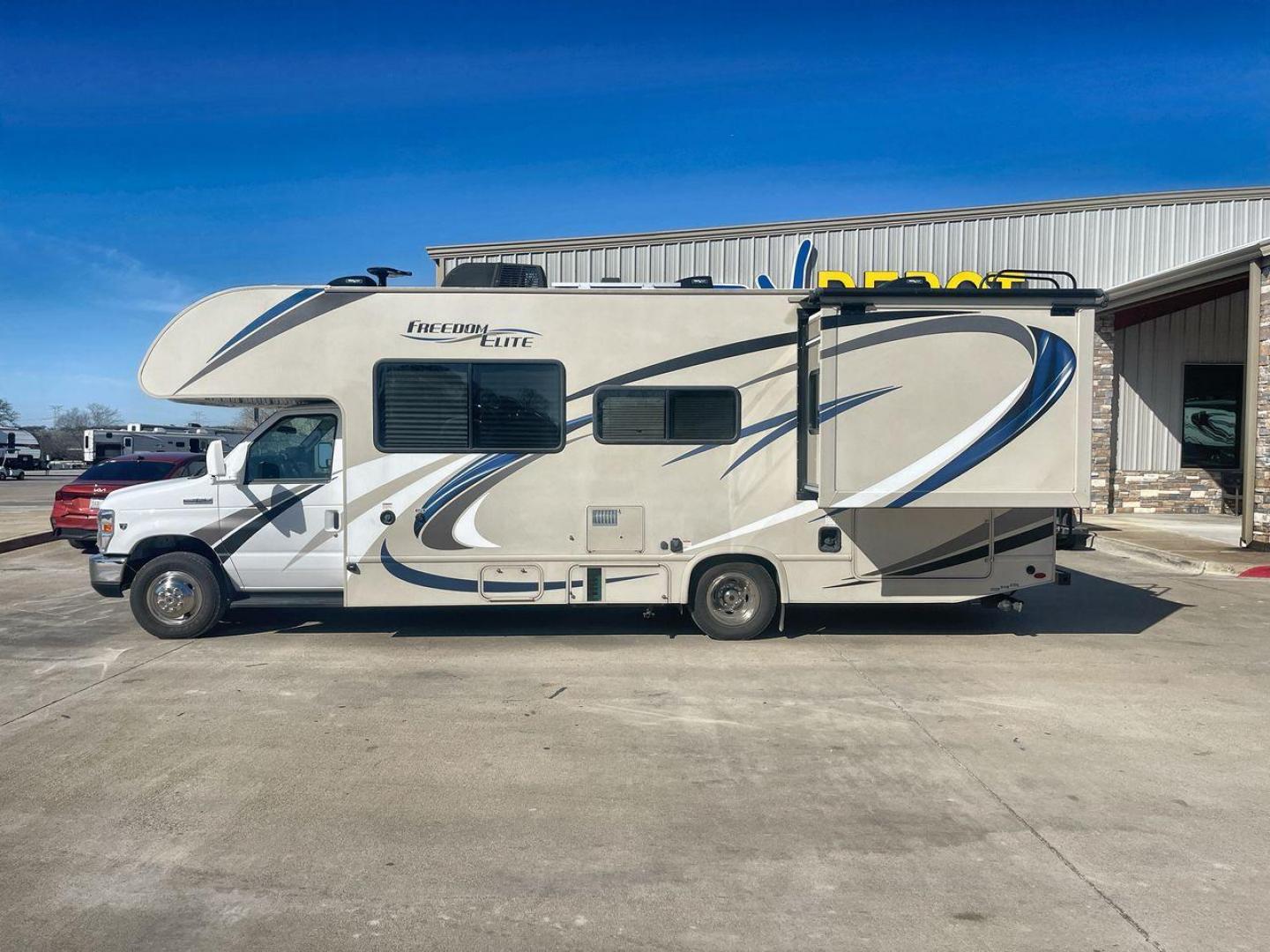 2019 THOR FREEDOM ELITE 26 HE (1FDWE3FS2KD) , Length: 27.5 ft | Gross Weight: 12,500 lbs | Slides: 1 transmission, located at 4319 N Main Street, Cleburne, TX, 76033, (817) 221-0660, 32.435829, -97.384178 - The 2019 Thor Freedom Elite 26HE is a well-designed Class C motorhome that combines comfort, functionality, and ease of travel. Measuring 27.5 feet in length and 8.25 feet in width, this RV provides ample space while remaining easy to maneuver. With a 7-foot interior height, it offers a roomy and op - Photo#24