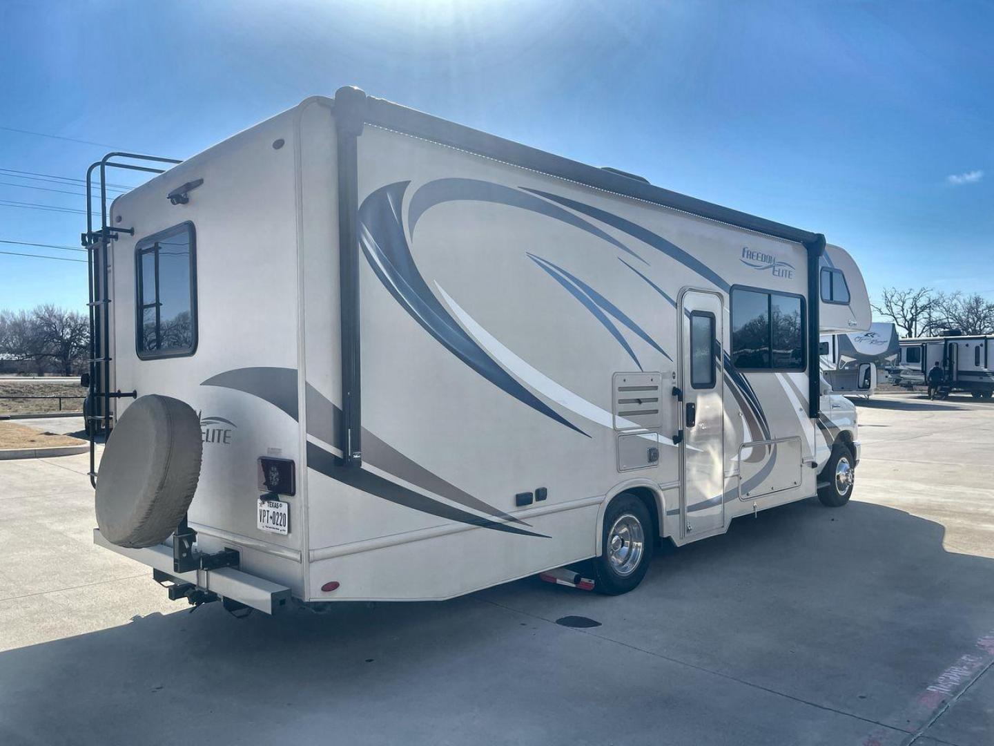 2019 THOR FREEDOM ELITE 26 HE (1FDWE3FS2KD) , Length: 27.5 ft | Gross Weight: 12,500 lbs | Slides: 1 transmission, located at 4319 N Main Street, Cleburne, TX, 76033, (817) 221-0660, 32.435829, -97.384178 - The 2019 Thor Freedom Elite 26HE is a well-designed Class C motorhome that combines comfort, functionality, and ease of travel. Measuring 27.5 feet in length and 8.25 feet in width, this RV provides ample space while remaining easy to maneuver. With a 7-foot interior height, it offers a roomy and op - Photo#25