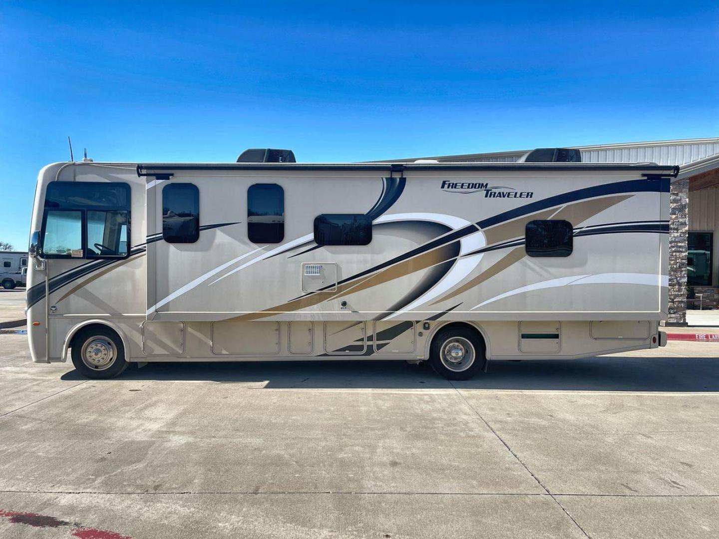 2019 THOR FREEDOM TRAVELER A30 (1F65F5DY1K0) , Length:31.75 ft. | Gross Weight: 18,000 lbs. | Slides: 1 transmission, located at 4319 N Main Street, Cleburne, TX, 76033, (817) 221-0660, 32.435829, -97.384178 - The 2019 Thor Freedom Traveler A30 is a sleek and modern travel trailer with an attractive beige exterior enhanced by dynamic swirls of gold, black, and white accents. Its single slide-out provides extra interior space when parked. The coach features large, tinted windows for ample natural light whi - Photo#24