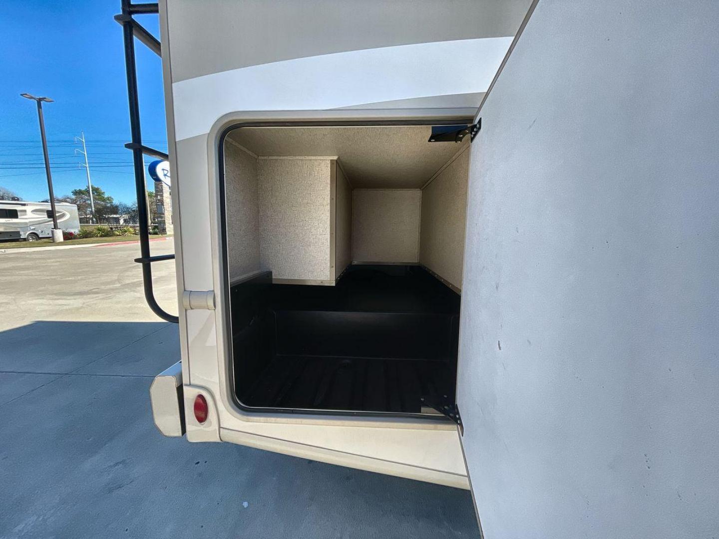 2019 THOR FREEDOM TRAVELER A30 (1F65F5DY1K0) , Length:31.75 ft. | Gross Weight: 18,000 lbs. | Slides: 1 transmission, located at 4319 N Main Street, Cleburne, TX, 76033, (817) 221-0660, 32.435829, -97.384178 - The 2019 Thor Freedom Traveler A30 is a sleek and modern travel trailer with an attractive beige exterior enhanced by dynamic swirls of gold, black, and white accents. Its single slide-out provides extra interior space when parked. The coach features large, tinted windows for ample natural light whi - Photo#27