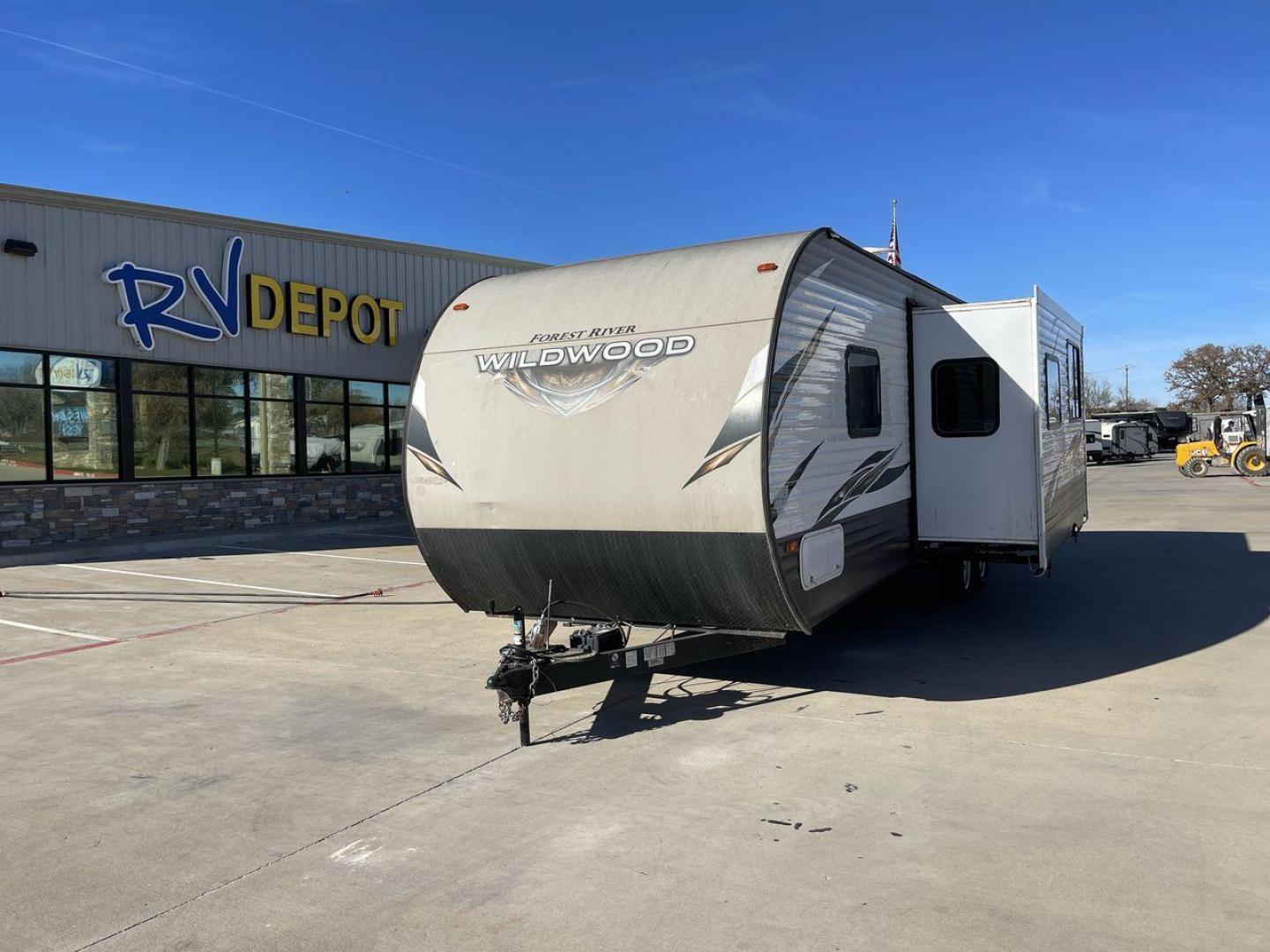 2019 WHITE WILDWOOD 30KQBSS (4X4TWDF27KA) , Length: 33 ft. | Dry Weight: 6,943 lbs. | Slides: 1 transmission, located at 4319 N Main Street, Cleburne, TX, 76033, (817) 221-0660, 32.435829, -97.384178 - This 2019 Wildwood 30KQBSS by Forest River measures exactly 33 ft. in length with a dry weight of 6,943 lbs. and a payload capacity of 2,756 lbs. It has automatic heating and cooling rated at 25,000 and 13,500 BTUs, respectively. It also includes one slide as well as one 18-foot awning. With its rea - Photo#0