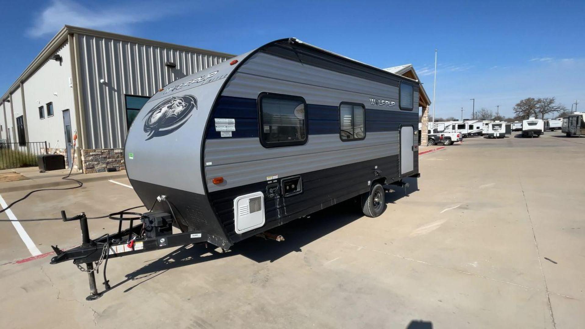 2020 GRAY CHEROKEE WOLF PUP 16BHS (5ZT2CKEC8LY) , Length: 21.42 ft. | Dry Weight: 3,097 lbs. transmission, located at 4319 N Main Street, Cleburne, TX, 76033, (817) 221-0660, 32.435829, -97.384178 - This 2020 Forest River Cherokee Wolf Pup 16BHS travel trailer measures 21.42 feet. It is a single axle, steel wheeled trailer. Its dry weight is 3,097 lbs, its payload capacity is 780 lbs, and the hitch weight is 377 lbs. The aluminum sidewalls are painted gray and dark gray with a blue stripe graph - Photo#5