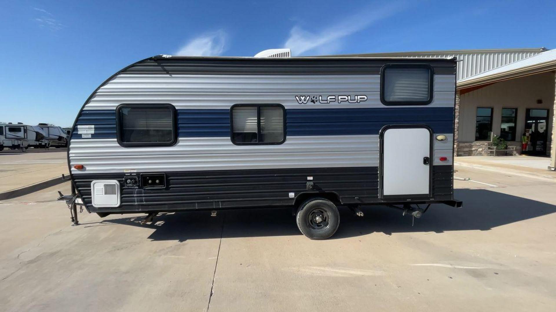 2020 GRAY CHEROKEE WOLF PUP 16BHS (5ZT2CKEC8LY) , Length: 21.42 ft. | Dry Weight: 3,097 lbs. transmission, located at 4319 N Main Street, Cleburne, TX, 76033, (817) 221-0660, 32.435829, -97.384178 - This 2020 Forest River Cherokee Wolf Pup 16BHS travel trailer measures 21.42 feet. It is a single axle, steel wheeled trailer. Its dry weight is 3,097 lbs, its payload capacity is 780 lbs, and the hitch weight is 377 lbs. The aluminum sidewalls are painted gray and dark gray with a blue stripe graph - Photo#6