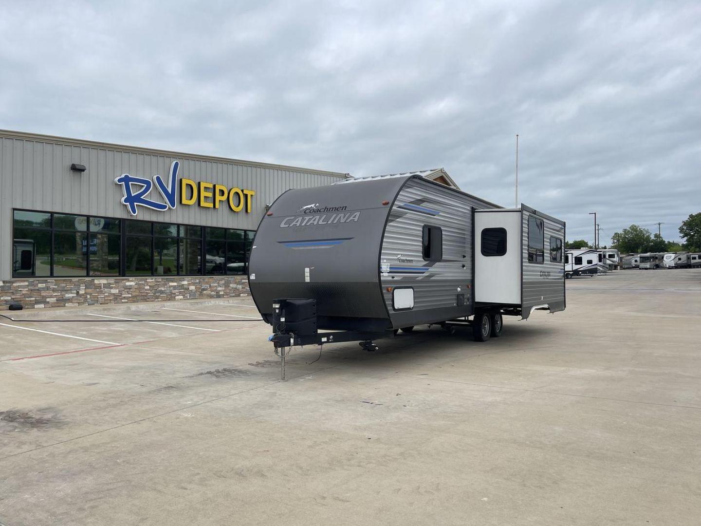 2020 COACHMEN CATALINA 263RLS (5ZT2CARB9LU) , located at 4319 N Main Street, Cleburne, TX, 76033, (817) 221-0660, 32.435829, -97.384178 - Photo#0