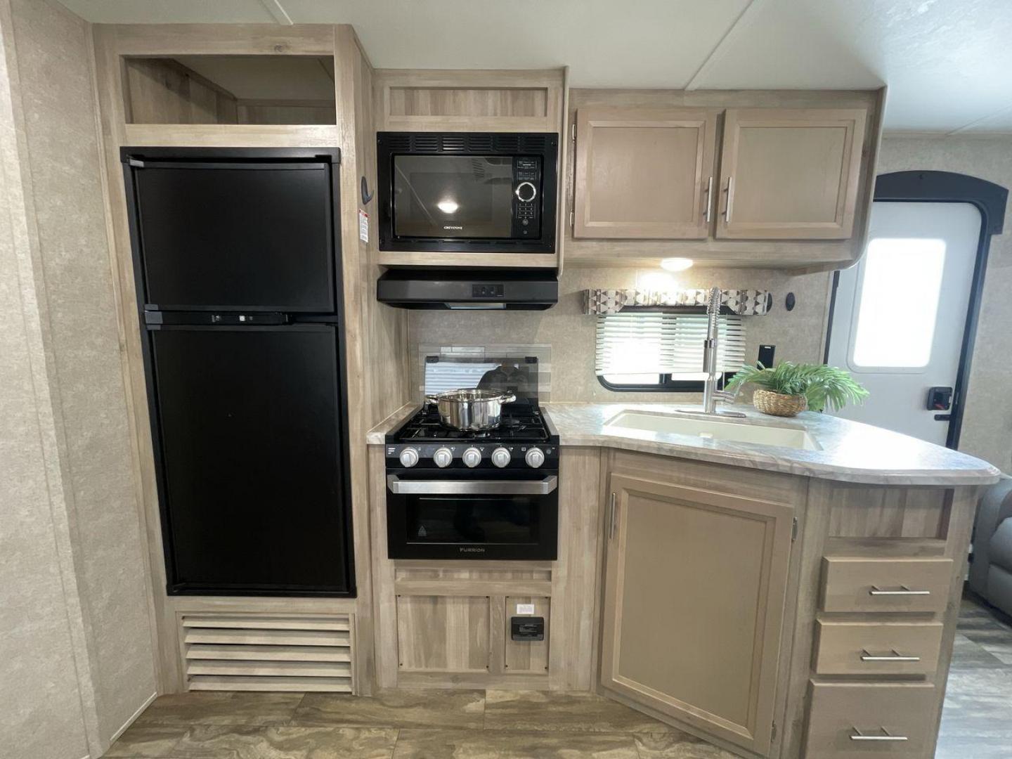 2020 COACHMEN CATALINA 263RLS (5ZT2CARB9LU) , located at 4319 N Main Street, Cleburne, TX, 76033, (817) 221-0660, 32.435829, -97.384178 - Photo#9