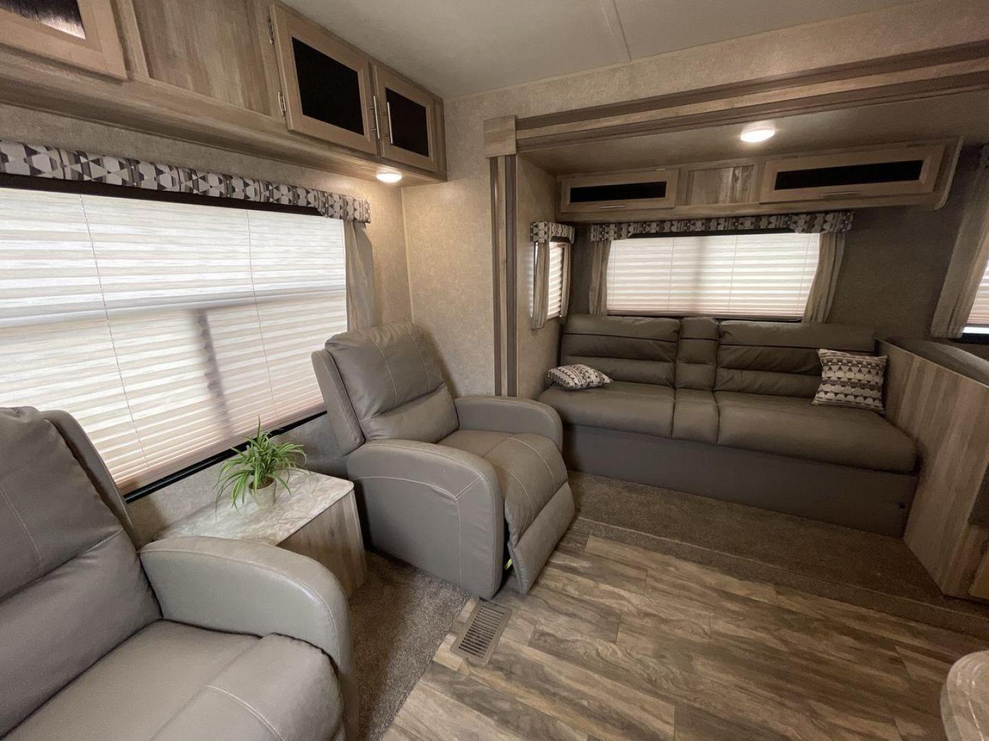 2020 COACHMEN CATALINA 263RLS (5ZT2CARB9LU) , located at 4319 N Main Street, Cleburne, TX, 76033, (817) 221-0660, 32.435829, -97.384178 - Photo#10