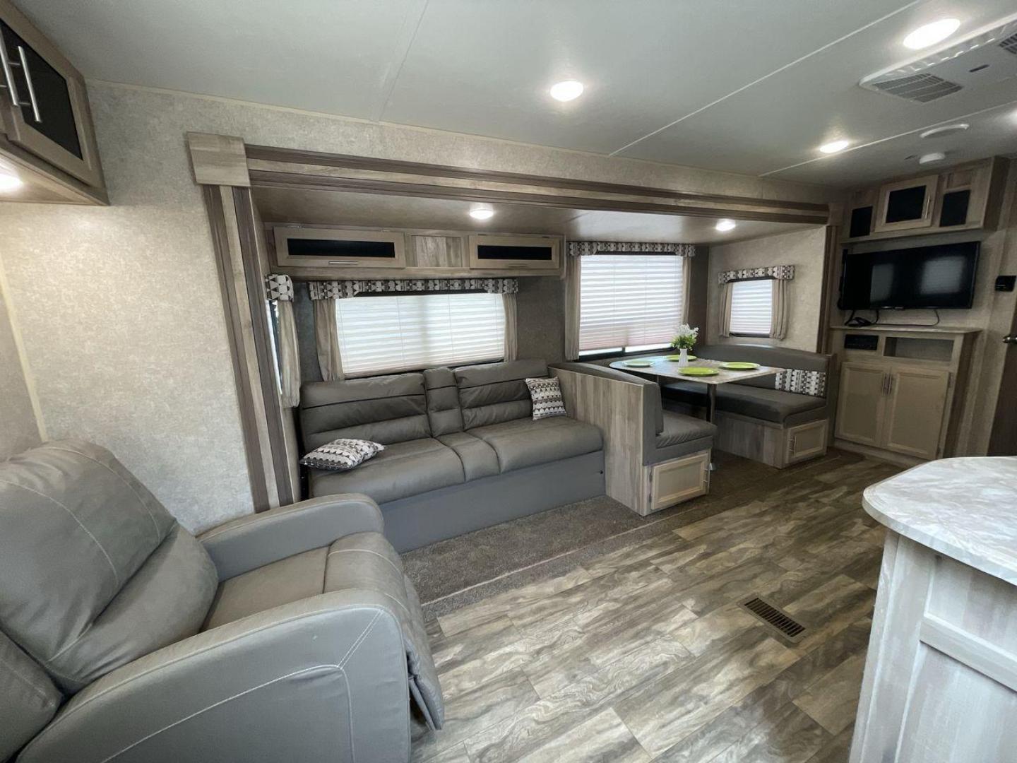 2020 COACHMEN CATALINA 263RLS (5ZT2CARB9LU) , located at 4319 N Main Street, Cleburne, TX, 76033, (817) 221-0660, 32.435829, -97.384178 - Photo#11