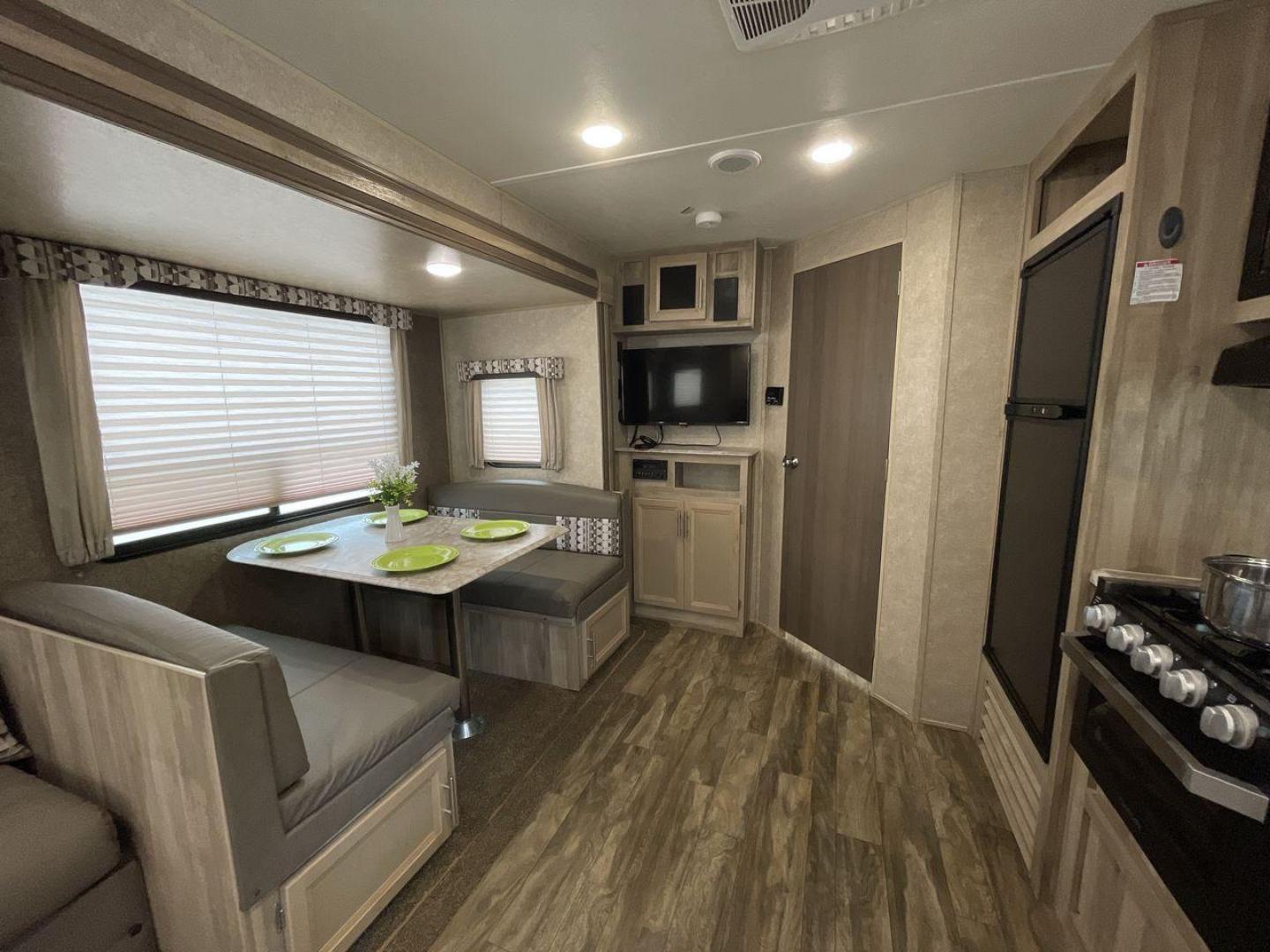 2020 COACHMEN CATALINA 263RLS (5ZT2CARB9LU) , located at 4319 N Main Street, Cleburne, TX, 76033, (817) 221-0660, 32.435829, -97.384178 - Photo#12