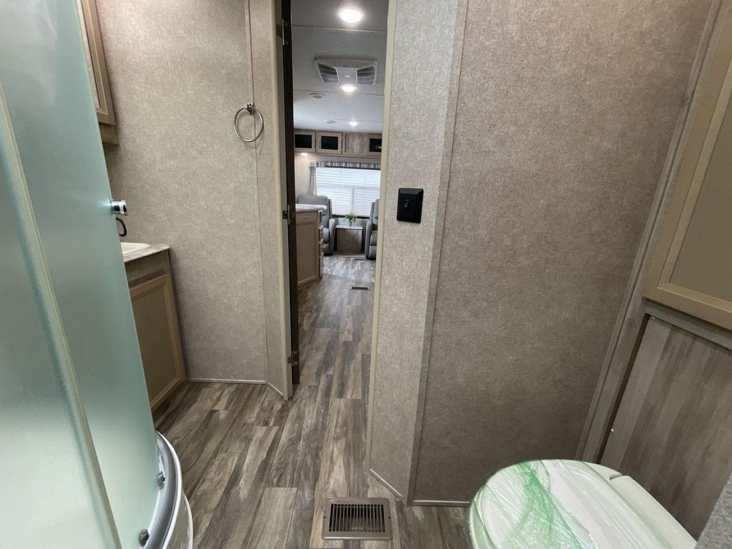 2020 COACHMEN CATALINA 263RLS (5ZT2CARB9LU) , located at 4319 N Main Street, Cleburne, TX, 76033, (817) 221-0660, 32.435829, -97.384178 - Photo#18