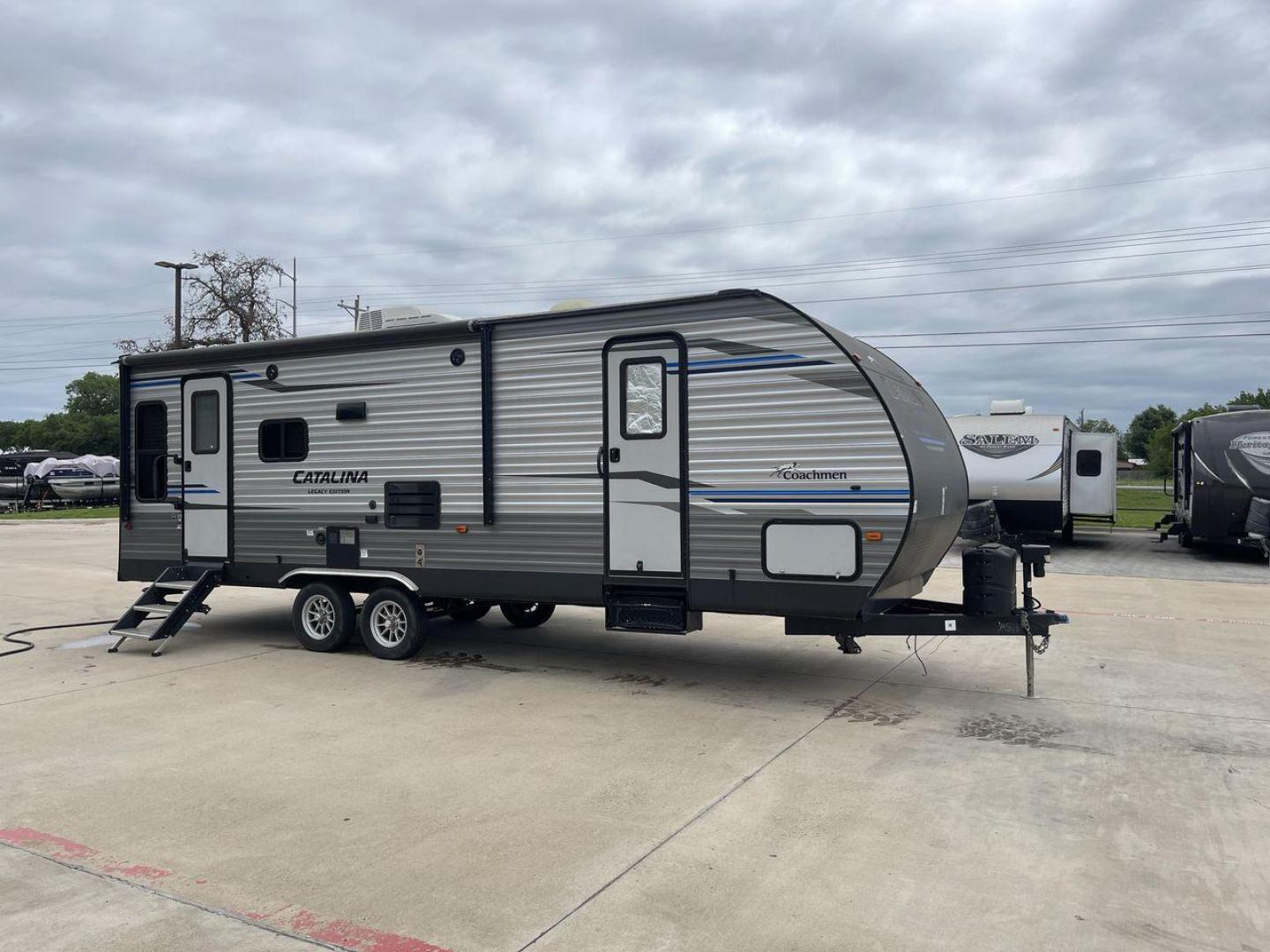 2020 COACHMEN CATALINA 263RLS (5ZT2CARB9LU) , located at 4319 N Main Street, Cleburne, TX, 76033, (817) 221-0660, 32.435829, -97.384178 - Photo#22