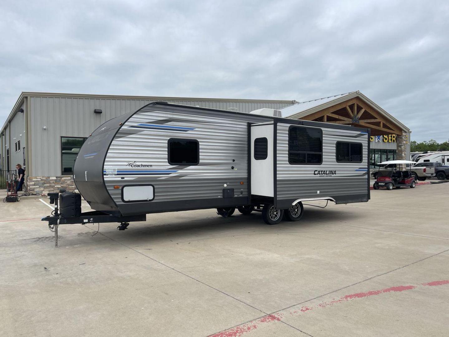 2020 COACHMEN CATALINA 263RLS (5ZT2CARB9LU) , located at 4319 N Main Street, Cleburne, TX, 76033, (817) 221-0660, 32.435829, -97.384178 - Photo#23