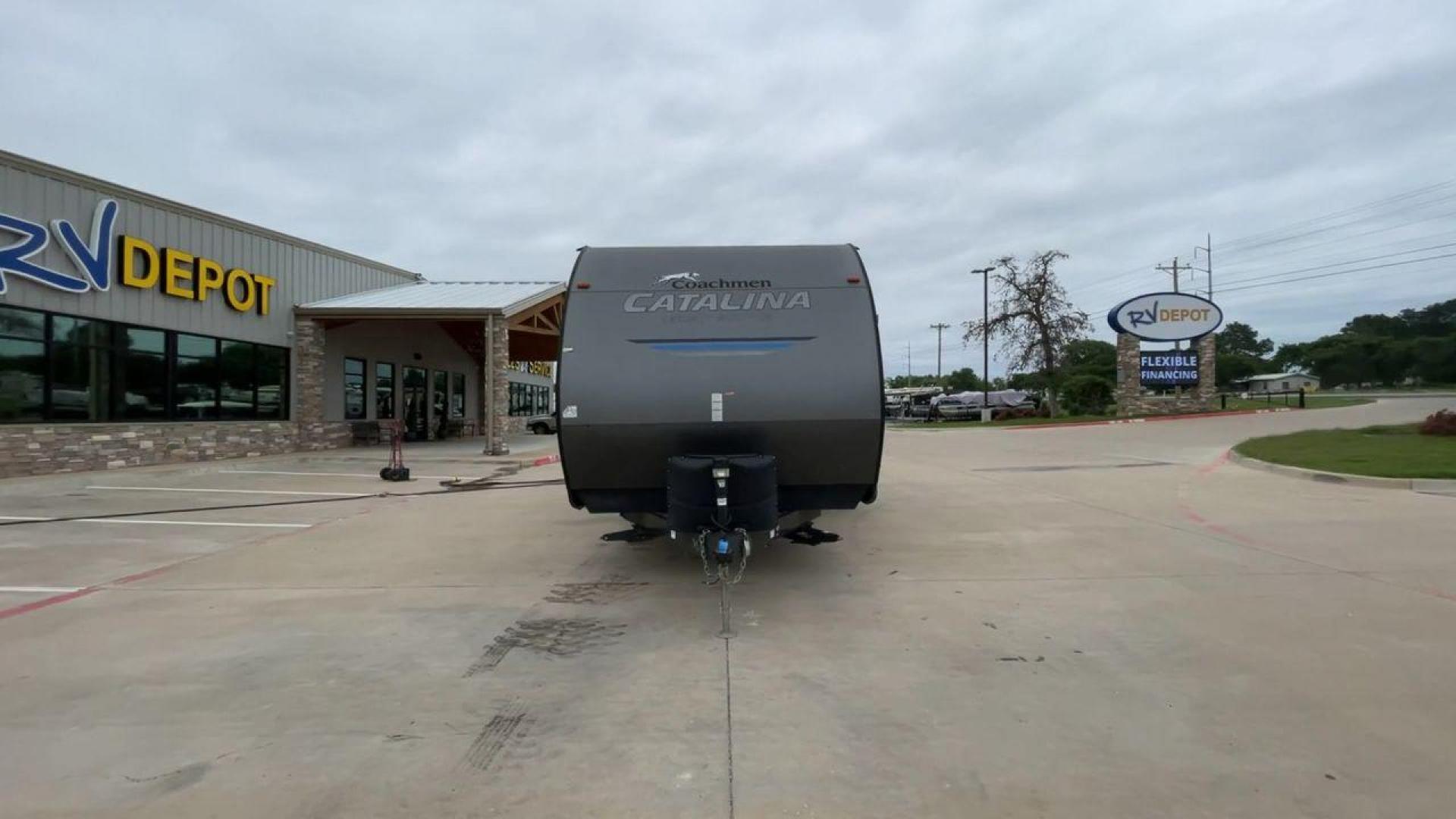 2020 COACHMEN CATALINA 263RLS (5ZT2CARB9LU) , located at 4319 N Main Street, Cleburne, TX, 76033, (817) 221-0660, 32.435829, -97.384178 - Photo#4