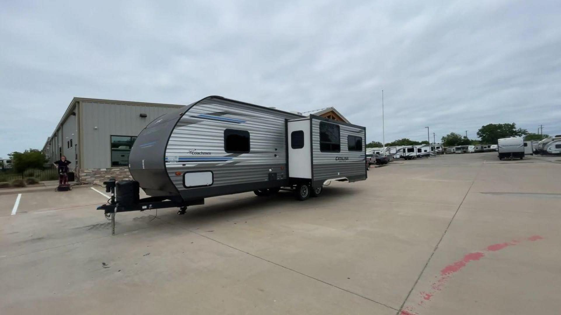 2020 COACHMEN CATALINA 263RLS (5ZT2CARB9LU) , located at 4319 N Main Street, Cleburne, TX, 76033, (817) 221-0660, 32.435829, -97.384178 - Photo#5