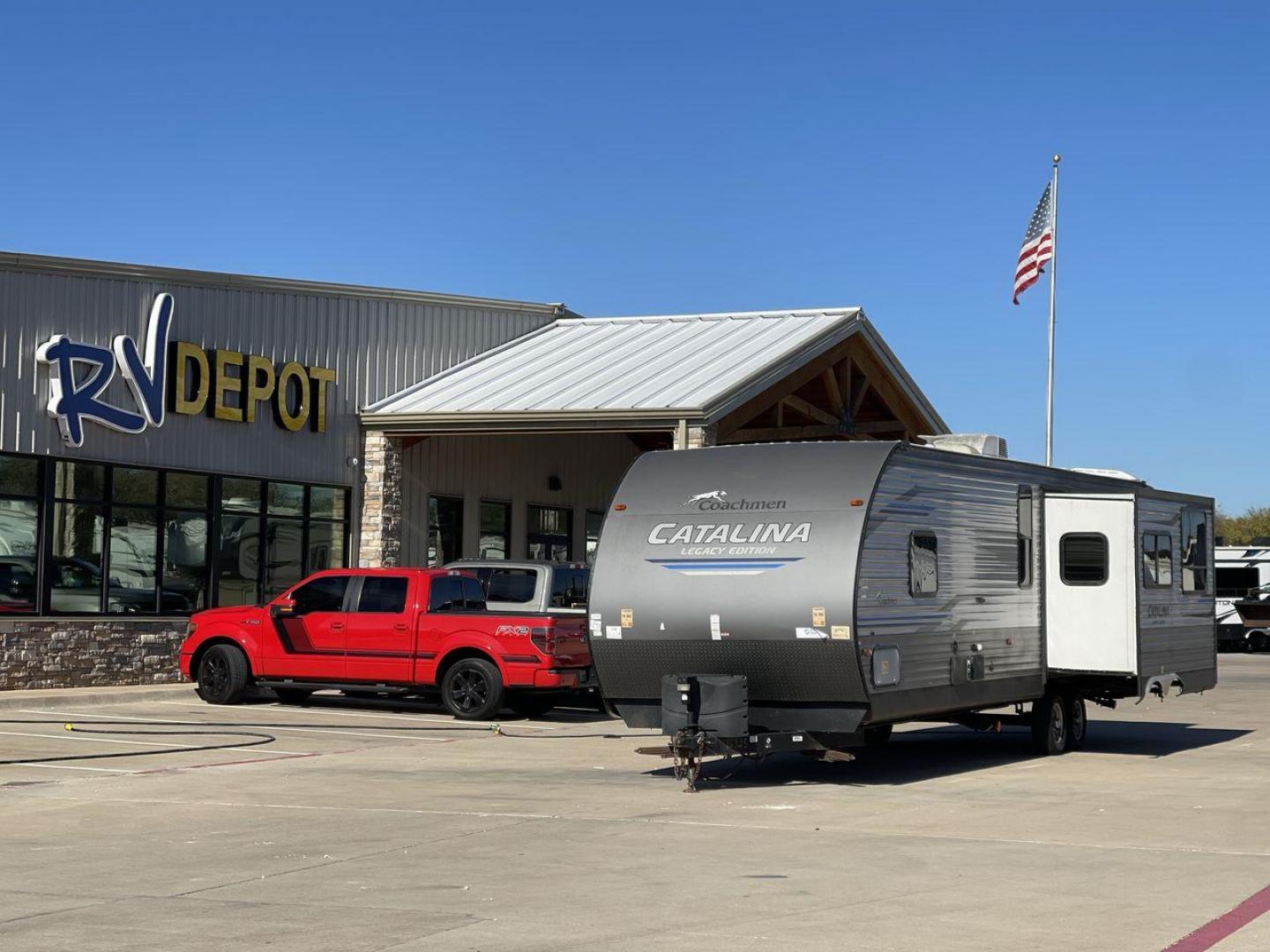 2020 COACHMEN CATALINA 303RKPLE (5ZT2CAVB4LX) , Length: 35.25 ft. | Dry Weight: 7,746 lbs. | Gross Weight: 9,800 lbs. | Slides: 1 transmission, located at 4319 N Main Street, Cleburne, TX, 76033, (817) 221-0660, 32.435829, -97.384178 - The 2020 Coachmen Catalina Legacy Edition is a spacious RV with a length of 35.25 feet. Its exteriors feature sleek, silver aluminum siding with blue and black accent decals. The RV has one large slideout that extends the living area. The front of the RV has a rounded nose with a dark rock guard pan - Photo#0