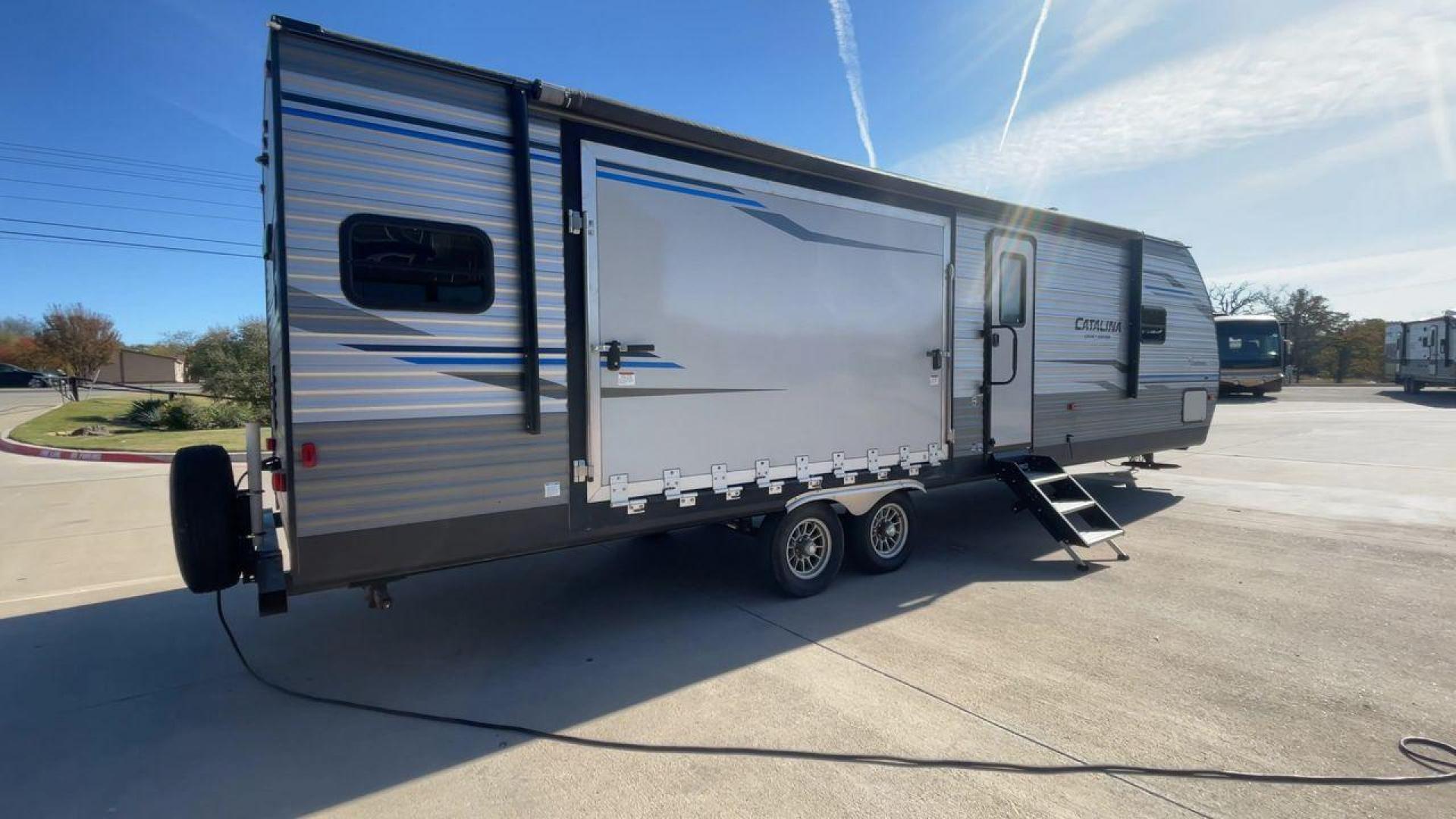 2020 COACHMEN CATALINA 303RKPLE (5ZT2CAVB4LX) , Length: 35.25 ft. | Dry Weight: 7,746 lbs. | Gross Weight: 9,800 lbs. | Slides: 1 transmission, located at 4319 N Main Street, Cleburne, TX, 76033, (817) 221-0660, 32.435829, -97.384178 - The 2020 Coachmen Catalina Legacy Edition is a spacious RV with a length of 35.25 feet. Its exteriors feature sleek, silver aluminum siding with blue and black accent decals. The RV has one large slideout that extends the living area. The front of the RV has a rounded nose with a dark rock guard pan - Photo#1