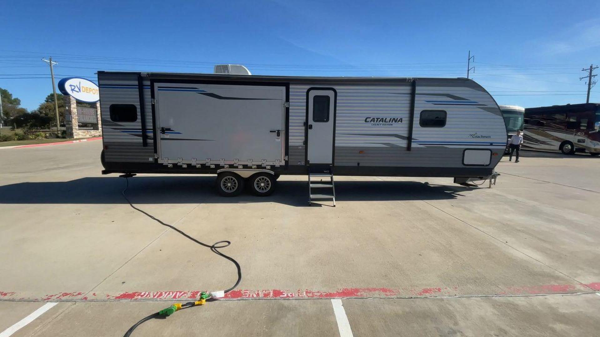 2020 COACHMEN CATALINA 303RKPLE (5ZT2CAVB4LX) , Length: 35.25 ft. | Dry Weight: 7,746 lbs. | Gross Weight: 9,800 lbs. | Slides: 1 transmission, located at 4319 N Main Street, Cleburne, TX, 76033, (817) 221-0660, 32.435829, -97.384178 - The 2020 Coachmen Catalina Legacy Edition is a spacious RV with a length of 35.25 feet. Its exteriors feature sleek, silver aluminum siding with blue and black accent decals. The RV has one large slideout that extends the living area. The front of the RV has a rounded nose with a dark rock guard pan - Photo#2