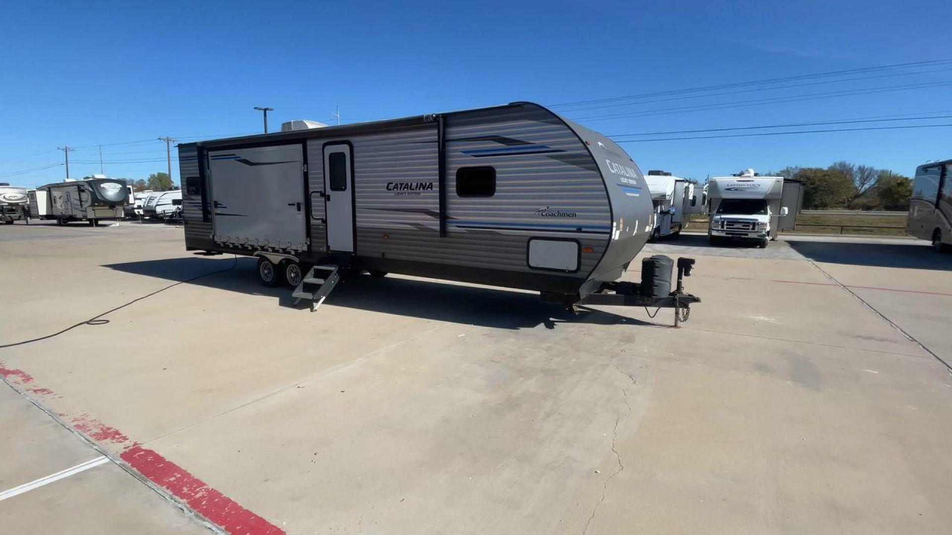 2020 COACHMEN CATALINA 303RKPLE (5ZT2CAVB4LX) , Length: 35.25 ft. | Dry Weight: 7,746 lbs. | Gross Weight: 9,800 lbs. | Slides: 1 transmission, located at 4319 N Main Street, Cleburne, TX, 76033, (817) 221-0660, 32.435829, -97.384178 - The 2020 Coachmen Catalina Legacy Edition is a spacious RV with a length of 35.25 feet. Its exteriors feature sleek, silver aluminum siding with blue and black accent decals. The RV has one large slideout that extends the living area. The front of the RV has a rounded nose with a dark rock guard pan - Photo#3