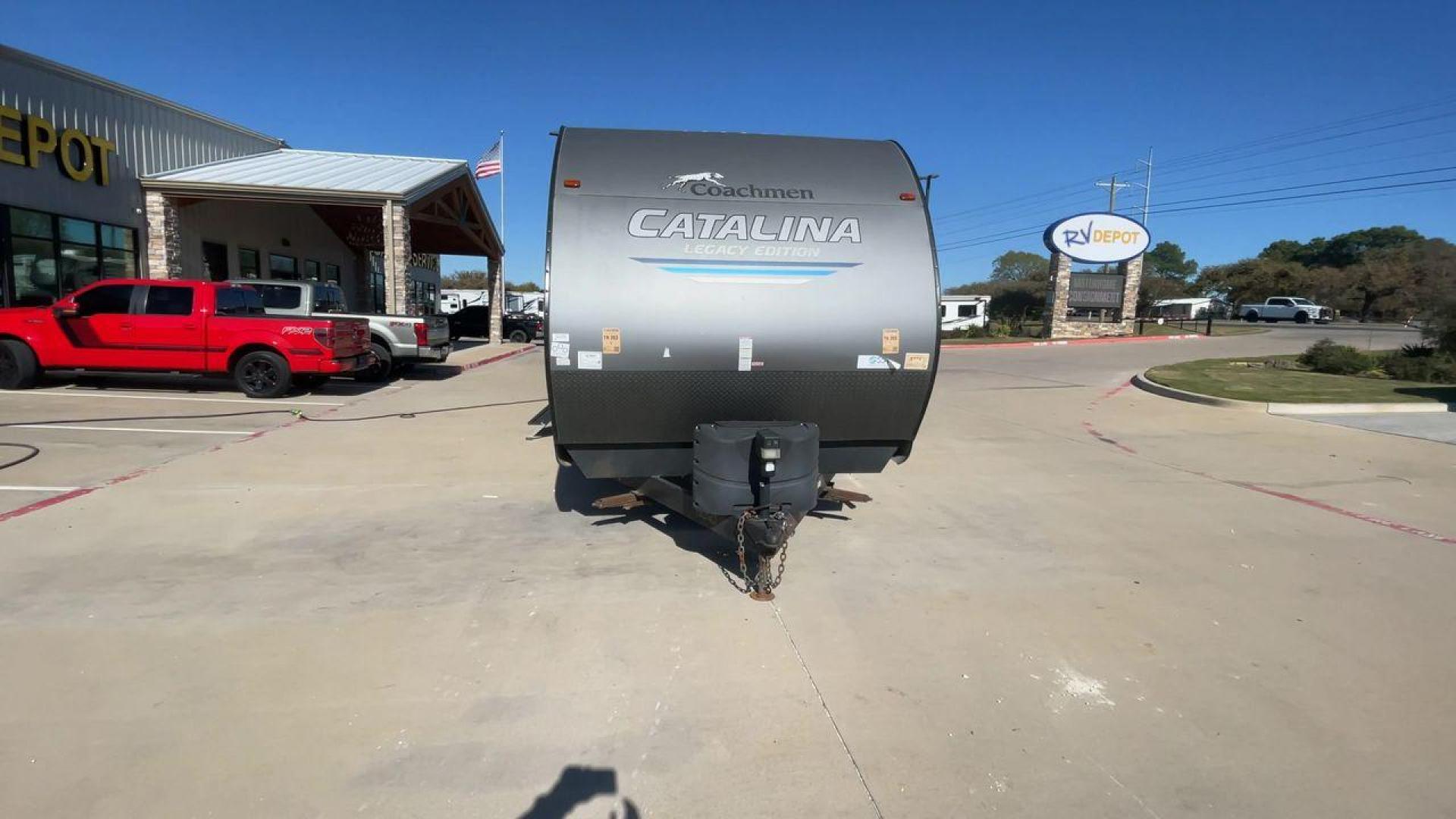 2020 COACHMEN CATALINA 303RKPLE (5ZT2CAVB4LX) , Length: 35.25 ft. | Dry Weight: 7,746 lbs. | Gross Weight: 9,800 lbs. | Slides: 1 transmission, located at 4319 N Main Street, Cleburne, TX, 76033, (817) 221-0660, 32.435829, -97.384178 - The 2020 Coachmen Catalina Legacy Edition is a spacious RV with a length of 35.25 feet. Its exteriors feature sleek, silver aluminum siding with blue and black accent decals. The RV has one large slideout that extends the living area. The front of the RV has a rounded nose with a dark rock guard pan - Photo#4