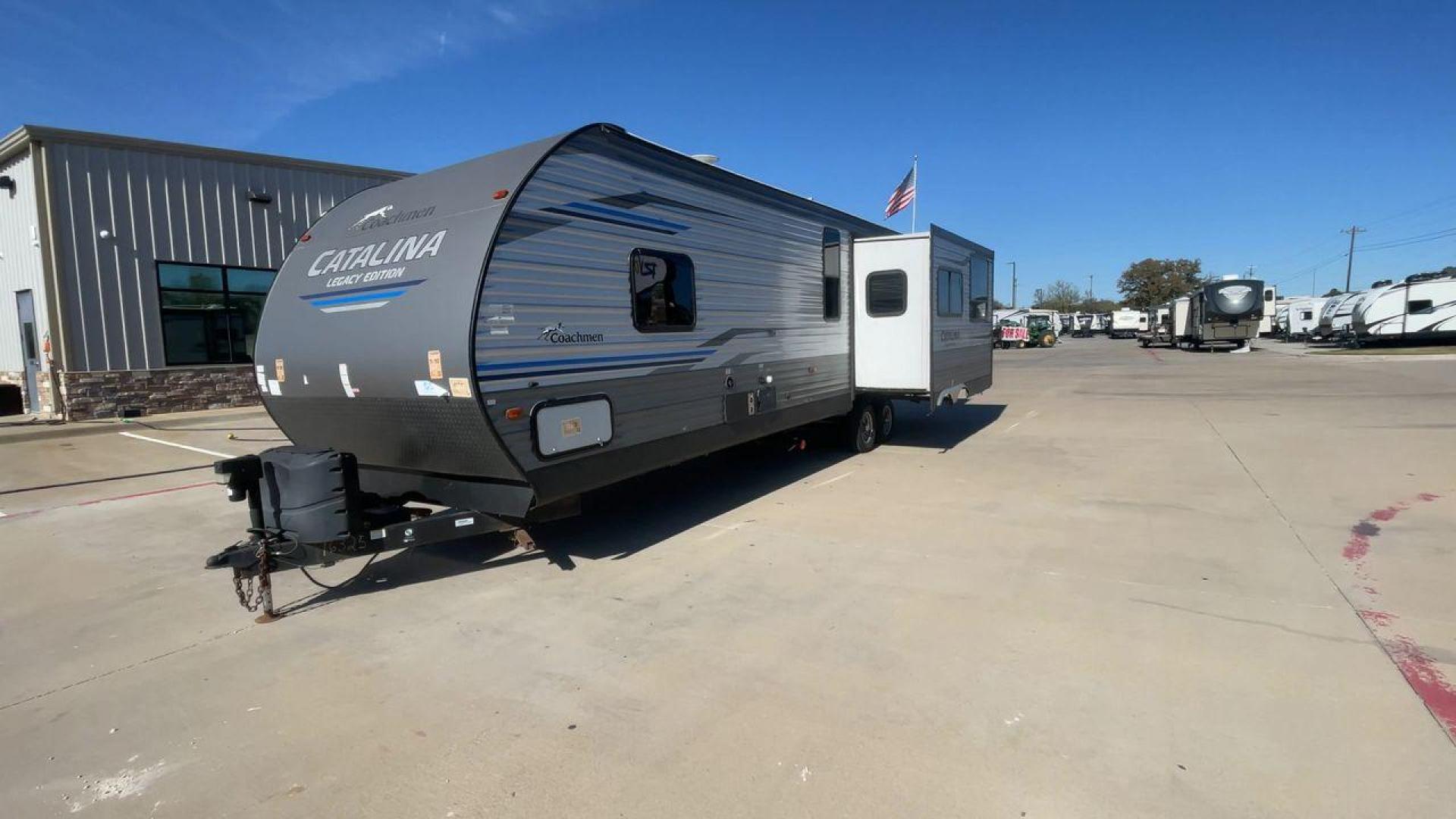 2020 COACHMEN CATALINA 303RKPLE (5ZT2CAVB4LX) , Length: 35.25 ft. | Dry Weight: 7,746 lbs. | Gross Weight: 9,800 lbs. | Slides: 1 transmission, located at 4319 N Main Street, Cleburne, TX, 76033, (817) 221-0660, 32.435829, -97.384178 - The 2020 Coachmen Catalina Legacy Edition is a spacious RV with a length of 35.25 feet. Its exteriors feature sleek, silver aluminum siding with blue and black accent decals. The RV has one large slideout that extends the living area. The front of the RV has a rounded nose with a dark rock guard pan - Photo#5