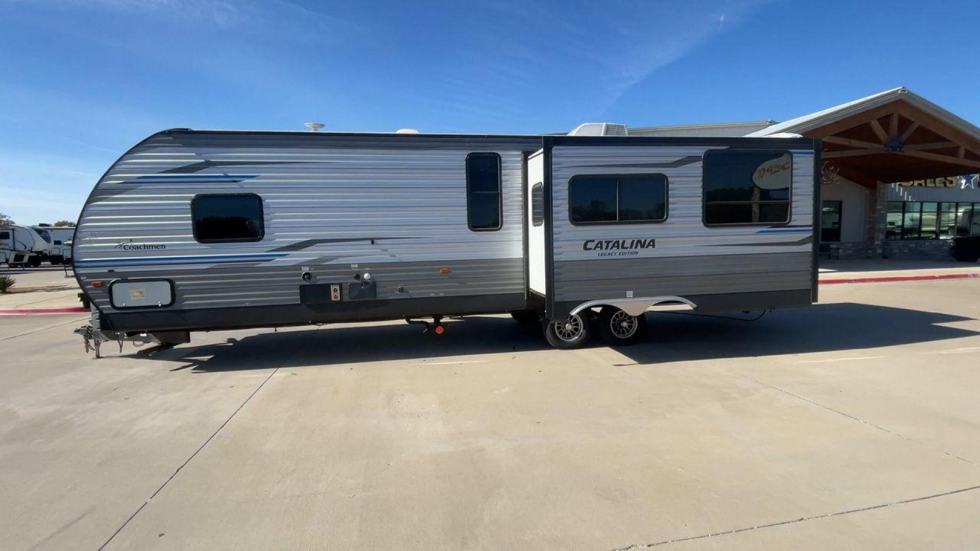 2020 COACHMEN CATALINA 303RKPLE (5ZT2CAVB4LX) , Length: 35.25 ft. | Dry Weight: 7,746 lbs. | Gross Weight: 9,800 lbs. | Slides: 1 transmission, located at 4319 N Main Street, Cleburne, TX, 76033, (817) 221-0660, 32.435829, -97.384178 - The 2020 Coachmen Catalina Legacy Edition is a spacious RV with a length of 35.25 feet. Its exteriors feature sleek, silver aluminum siding with blue and black accent decals. The RV has one large slideout that extends the living area. The front of the RV has a rounded nose with a dark rock guard pan - Photo#6