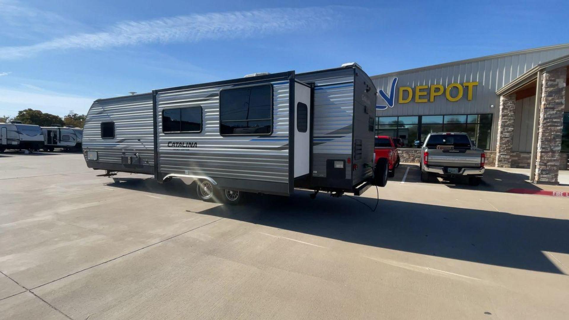 2020 COACHMEN CATALINA 303RKPLE (5ZT2CAVB4LX) , Length: 35.25 ft. | Dry Weight: 7,746 lbs. | Gross Weight: 9,800 lbs. | Slides: 1 transmission, located at 4319 N Main Street, Cleburne, TX, 76033, (817) 221-0660, 32.435829, -97.384178 - The 2020 Coachmen Catalina Legacy Edition is a spacious RV with a length of 35.25 feet. Its exteriors feature sleek, silver aluminum siding with blue and black accent decals. The RV has one large slideout that extends the living area. The front of the RV has a rounded nose with a dark rock guard pan - Photo#7