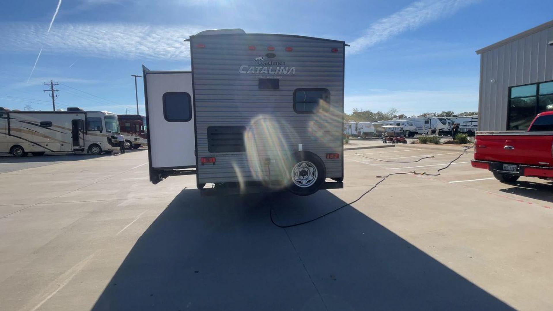 2020 COACHMEN CATALINA 303RKPLE (5ZT2CAVB4LX) , Length: 35.25 ft. | Dry Weight: 7,746 lbs. | Gross Weight: 9,800 lbs. | Slides: 1 transmission, located at 4319 N Main Street, Cleburne, TX, 76033, (817) 221-0660, 32.435829, -97.384178 - The 2020 Coachmen Catalina Legacy Edition is a spacious RV with a length of 35.25 feet. Its exteriors feature sleek, silver aluminum siding with blue and black accent decals. The RV has one large slideout that extends the living area. The front of the RV has a rounded nose with a dark rock guard pan - Photo#8