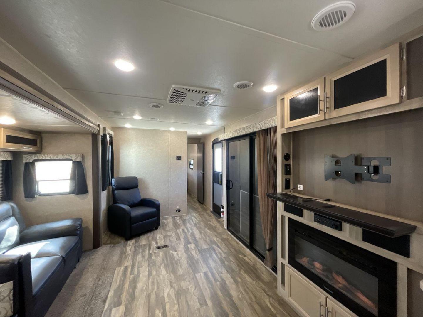 2020 COACHMEN CATALINA 303RKPLE (5ZT2CAVB4LX) , Length: 35.25 ft. | Dry Weight: 7,746 lbs. | Gross Weight: 9,800 lbs. | Slides: 1 transmission, located at 4319 N Main Street, Cleburne, TX, 76033, (817) 221-0660, 32.435829, -97.384178 - The 2020 Coachmen Catalina Legacy Edition is a spacious RV with a length of 35.25 feet. Its exteriors feature sleek, silver aluminum siding with blue and black accent decals. The RV has one large slideout that extends the living area. The front of the RV has a rounded nose with a dark rock guard pan - Photo#11