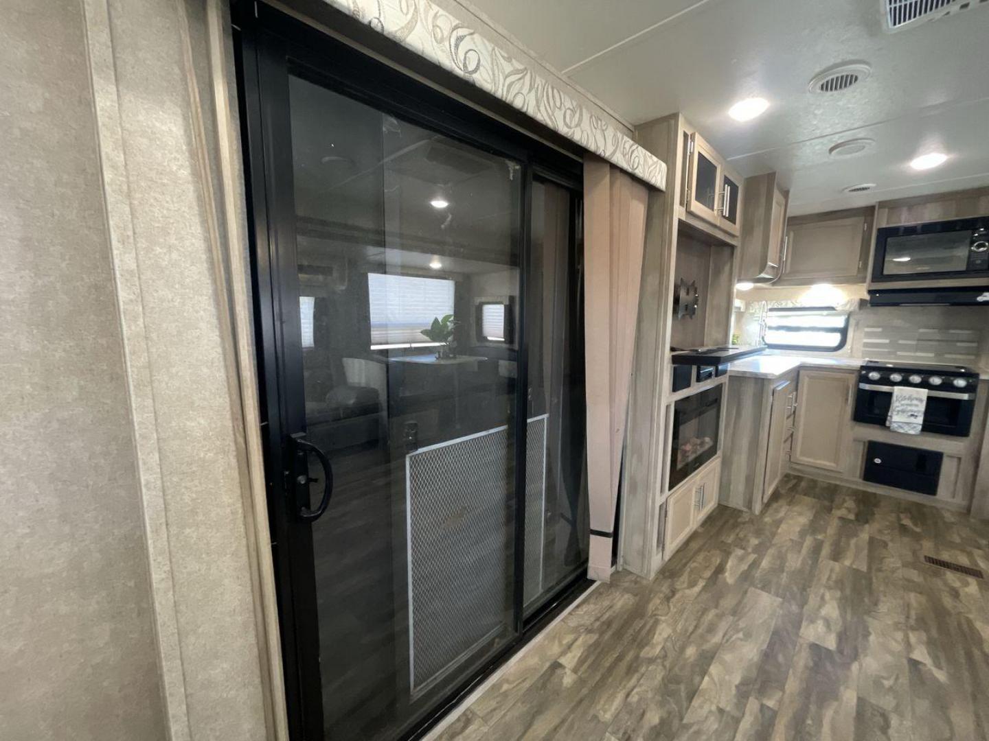 2020 COACHMEN CATALINA 303RKPLE (5ZT2CAVB4LX) , Length: 35.25 ft. | Dry Weight: 7,746 lbs. | Gross Weight: 9,800 lbs. | Slides: 1 transmission, located at 4319 N Main Street, Cleburne, TX, 76033, (817) 221-0660, 32.435829, -97.384178 - The 2020 Coachmen Catalina Legacy Edition is a spacious RV with a length of 35.25 feet. Its exteriors feature sleek, silver aluminum siding with blue and black accent decals. The RV has one large slideout that extends the living area. The front of the RV has a rounded nose with a dark rock guard pan - Photo#16