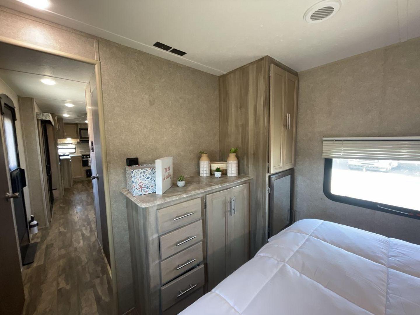 2020 COACHMEN CATALINA 303RKPLE (5ZT2CAVB4LX) , Length: 35.25 ft. | Dry Weight: 7,746 lbs. | Gross Weight: 9,800 lbs. | Slides: 1 transmission, located at 4319 N Main Street, Cleburne, TX, 76033, (817) 221-0660, 32.435829, -97.384178 - The 2020 Coachmen Catalina Legacy Edition is a spacious RV with a length of 35.25 feet. Its exteriors feature sleek, silver aluminum siding with blue and black accent decals. The RV has one large slideout that extends the living area. The front of the RV has a rounded nose with a dark rock guard pan - Photo#18