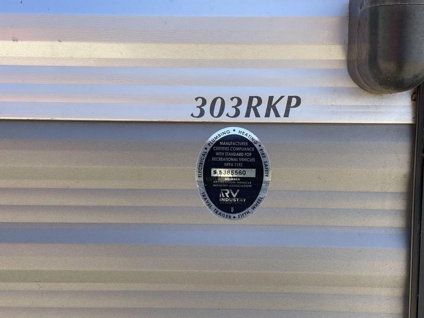 2020 COACHMEN CATALINA 303RKPLE (5ZT2CAVB4LX) , Length: 35.25 ft. | Dry Weight: 7,746 lbs. | Gross Weight: 9,800 lbs. | Slides: 1 transmission, located at 4319 N Main Street, Cleburne, TX, 76033, (817) 221-0660, 32.435829, -97.384178 - The 2020 Coachmen Catalina Legacy Edition is a spacious RV with a length of 35.25 feet. Its exteriors feature sleek, silver aluminum siding with blue and black accent decals. The RV has one large slideout that extends the living area. The front of the RV has a rounded nose with a dark rock guard pan - Photo#22