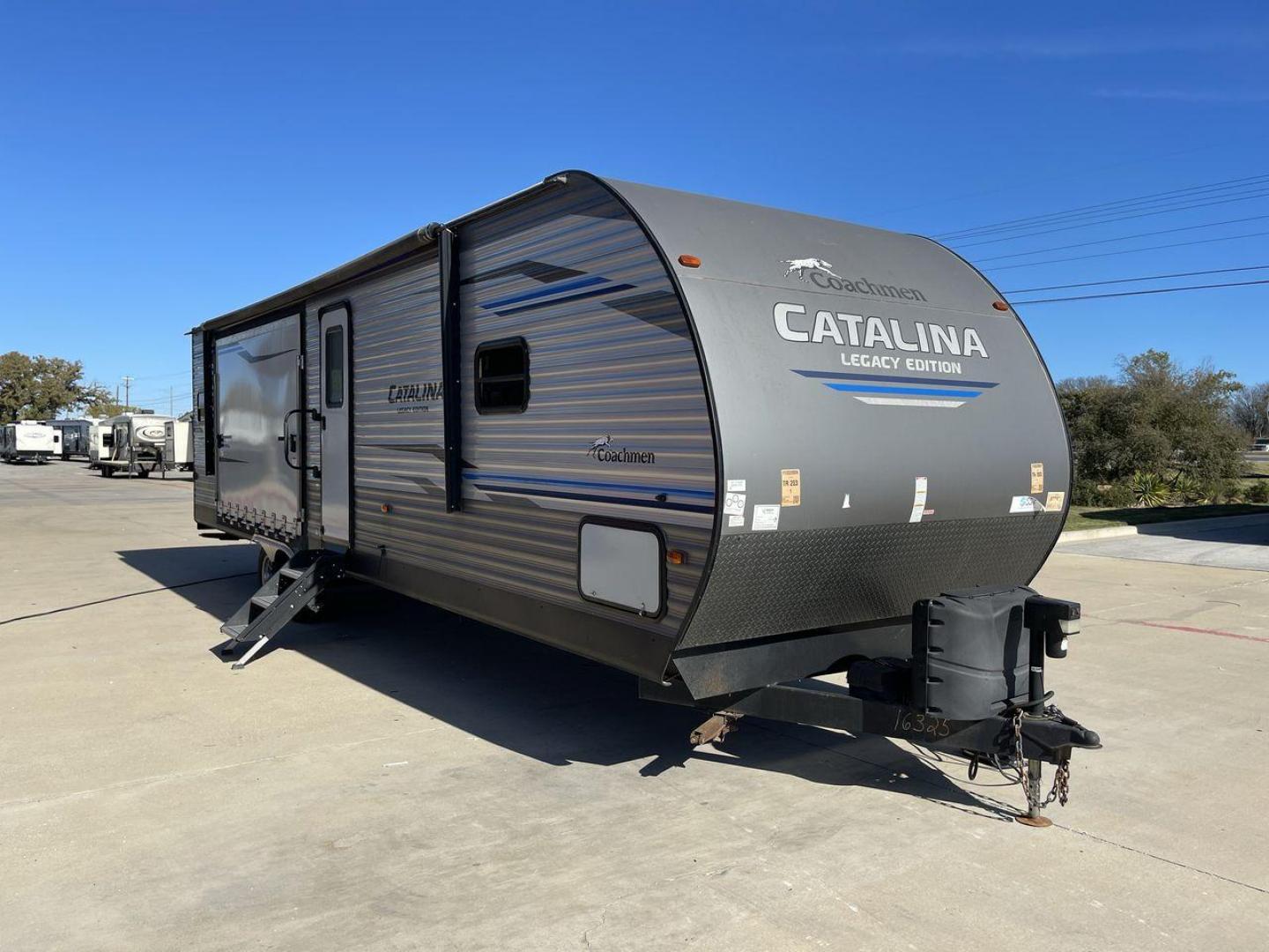 2020 COACHMEN CATALINA 303RKPLE (5ZT2CAVB4LX) , Length: 35.25 ft. | Dry Weight: 7,746 lbs. | Gross Weight: 9,800 lbs. | Slides: 1 transmission, located at 4319 N Main Street, Cleburne, TX, 76033, (817) 221-0660, 32.435829, -97.384178 - The 2020 Coachmen Catalina Legacy Edition is a spacious RV with a length of 35.25 feet. Its exteriors feature sleek, silver aluminum siding with blue and black accent decals. The RV has one large slideout that extends the living area. The front of the RV has a rounded nose with a dark rock guard pan - Photo#23