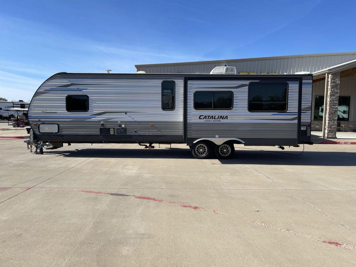 2020 COACHMEN CATALINA 303RKPLE (5ZT2CAVB4LX) , Length: 35.25 ft. | Dry Weight: 7,746 lbs. | Gross Weight: 9,800 lbs. | Slides: 1 transmission, located at 4319 N Main Street, Cleburne, TX, 76033, (817) 221-0660, 32.435829, -97.384178 - The 2020 Coachmen Catalina Legacy Edition is a spacious RV with a length of 35.25 feet. Its exteriors feature sleek, silver aluminum siding with blue and black accent decals. The RV has one large slideout that extends the living area. The front of the RV has a rounded nose with a dark rock guard pan - Photo#24