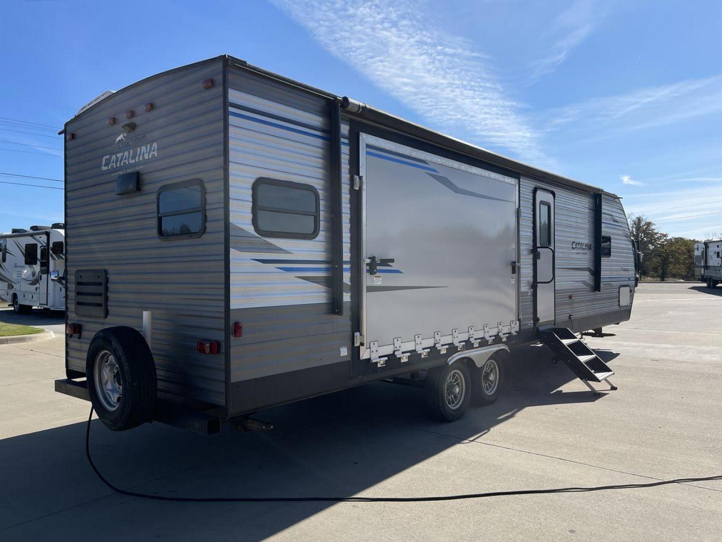 2020 COACHMEN CATALINA 303RKPLE (5ZT2CAVB4LX) , Length: 35.25 ft. | Dry Weight: 7,746 lbs. | Gross Weight: 9,800 lbs. | Slides: 1 transmission, located at 4319 N Main Street, Cleburne, TX, 76033, (817) 221-0660, 32.435829, -97.384178 - The 2020 Coachmen Catalina Legacy Edition is a spacious RV with a length of 35.25 feet. Its exteriors feature sleek, silver aluminum siding with blue and black accent decals. The RV has one large slideout that extends the living area. The front of the RV has a rounded nose with a dark rock guard pan - Photo#25