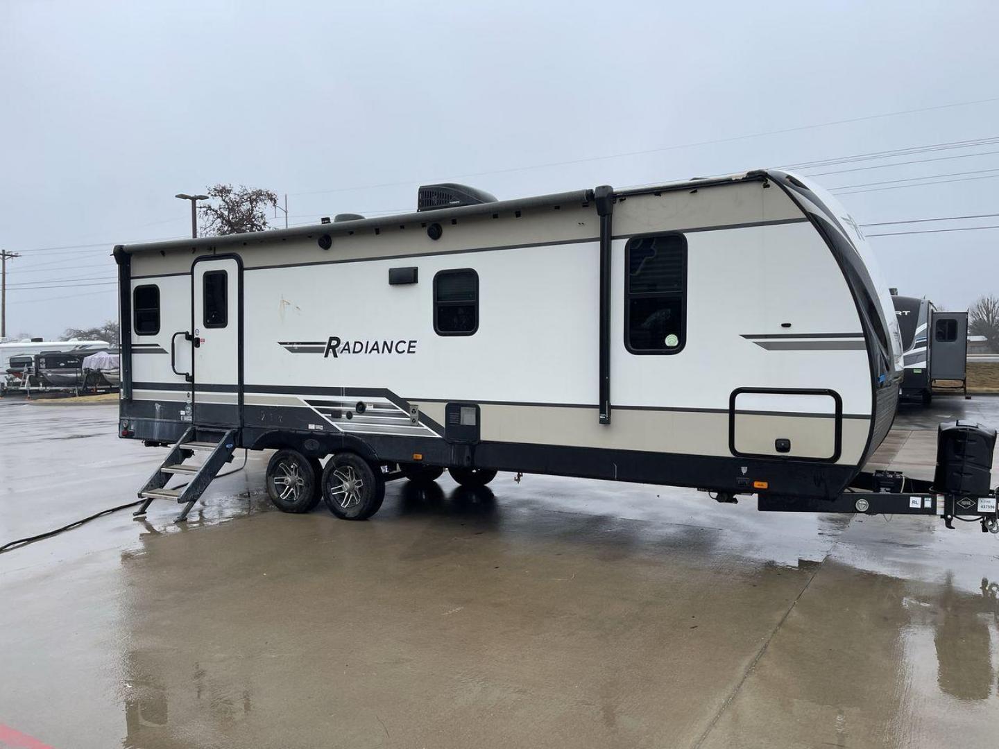 2020 CRUISER RADIANCE 25RB (5RXFB3124L1) , Length: 30.67 ft. | Dry Weight: 6,080 lbs. | Gross Weight: 9,580 lbs. | Slides: 1 transmission, located at 4319 N Main Street, Cleburne, TX, 76033, (817) 221-0660, 32.435829, -97.384178 - This 2020 Cruiser Radiance 25RB is a dual-axle aluminum wheel setup measuring just over 30 feet in length. It has a dry weight of 6,080 lbs. and a GVWR of 9,580 lbs. With a 780 lb. hitch weight, it is fairly easy and manageable to tow! This travel trailer features a rear bathroom and front bedroo - Photo#22