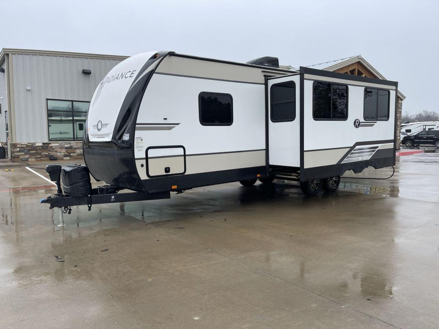 2020 CRUISER RADIANCE 25RB (5RXFB3124L1) , Length: 30.67 ft. | Dry Weight: 6,080 lbs. | Gross Weight: 9,580 lbs. | Slides: 1 transmission, located at 4319 N Main Street, Cleburne, TX, 76033, (817) 221-0660, 32.435829, -97.384178 - This 2020 Cruiser Radiance 25RB is a dual-axle aluminum wheel setup measuring just over 30 feet in length. It has a dry weight of 6,080 lbs. and a GVWR of 9,580 lbs. With a 780 lb. hitch weight, it is fairly easy and manageable to tow! This travel trailer features a rear bathroom and front bedroo - Photo#23