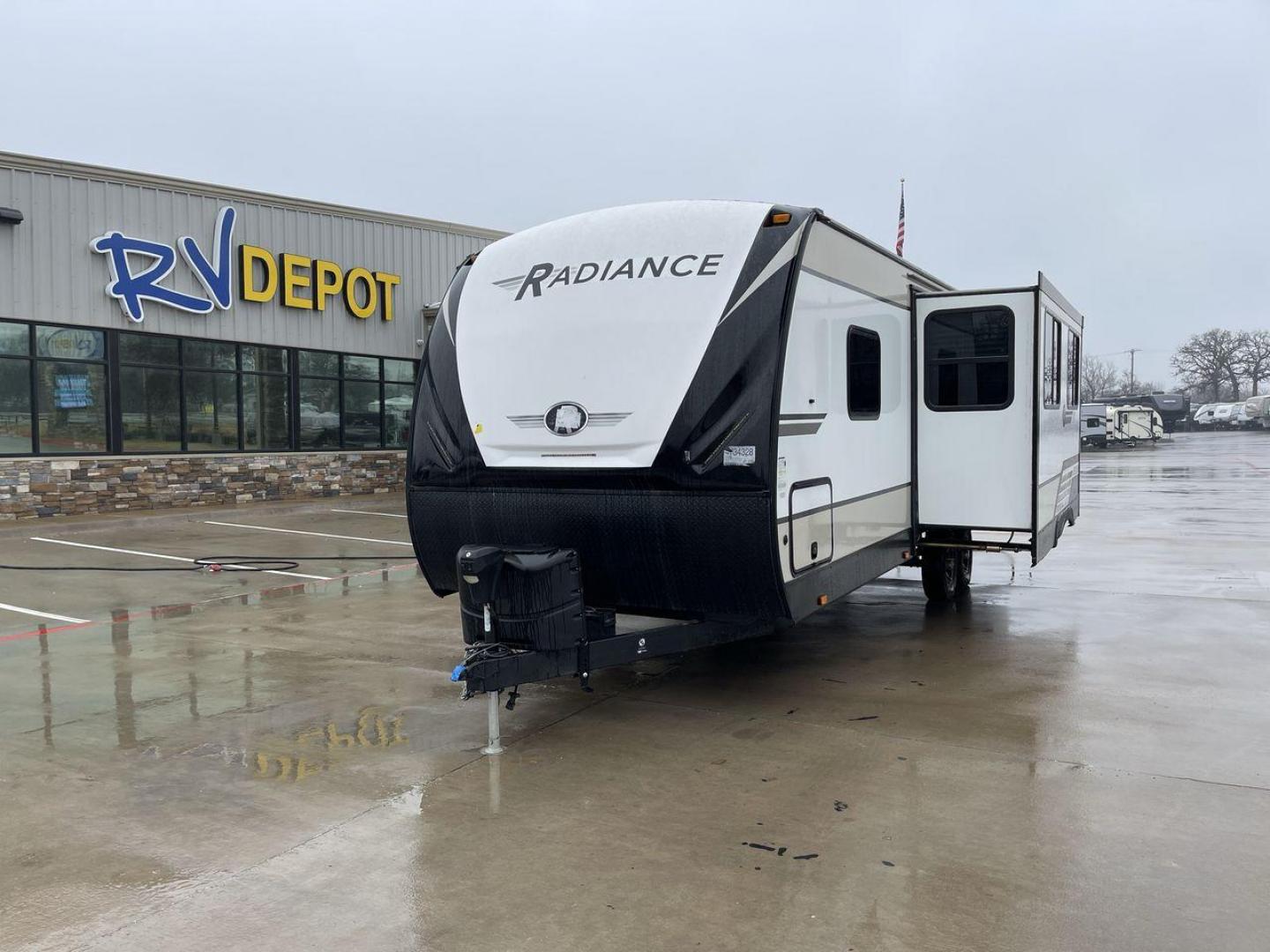 2020 CRUISER RADIANCE 25RB (5RXFB3124L1) , Length: 30.67 ft. | Dry Weight: 6,080 lbs. | Gross Weight: 9,580 lbs. | Slides: 1 transmission, located at 4319 N Main Street, Cleburne, TX, 76033, (817) 221-0660, 32.435829, -97.384178 - This 2020 Cruiser Radiance 25RB is a dual-axle aluminum wheel setup measuring just over 30 feet in length. It has a dry weight of 6,080 lbs. and a GVWR of 9,580 lbs. With a 780 lb. hitch weight, it is fairly easy and manageable to tow! This travel trailer features a rear bathroom and front bedroo - Photo#0